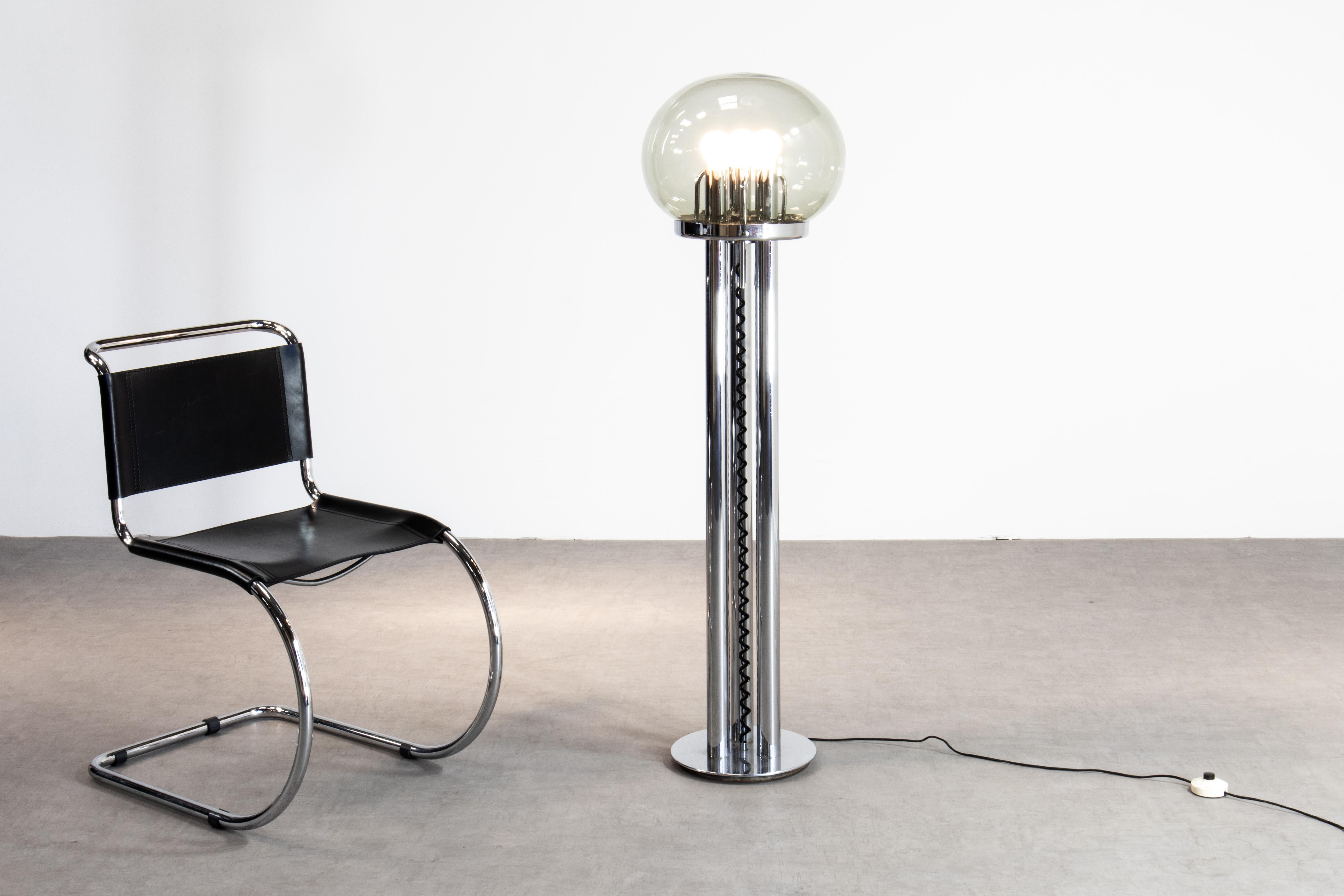 Lampada da terra in vetro di Murano della metà del secolo scorso attribuita a Carlo Nason per Stilux.

Questa lampada da terra alta (53 in / 135 cm) è costruita su 3 tubi verticali cromati fissati a una piastra piatta e rotonda. I 3 tubi verticali