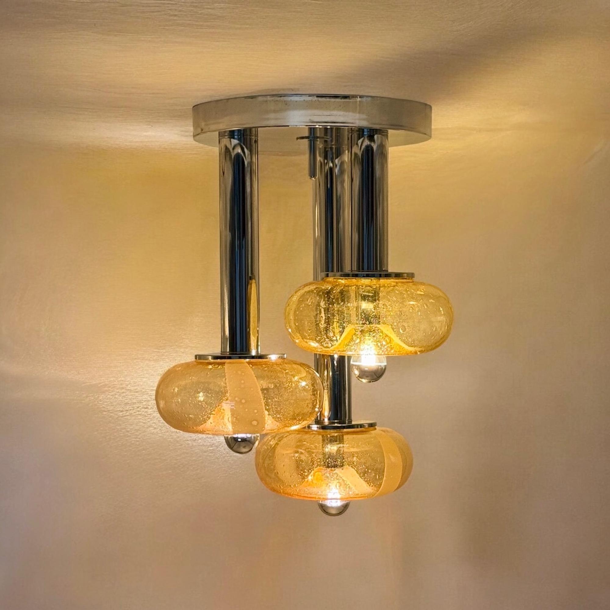 Lampada a sospensione in vetro di Murano degli anni '70 con paralumi cromati e a bolle d'aria in vendita 3