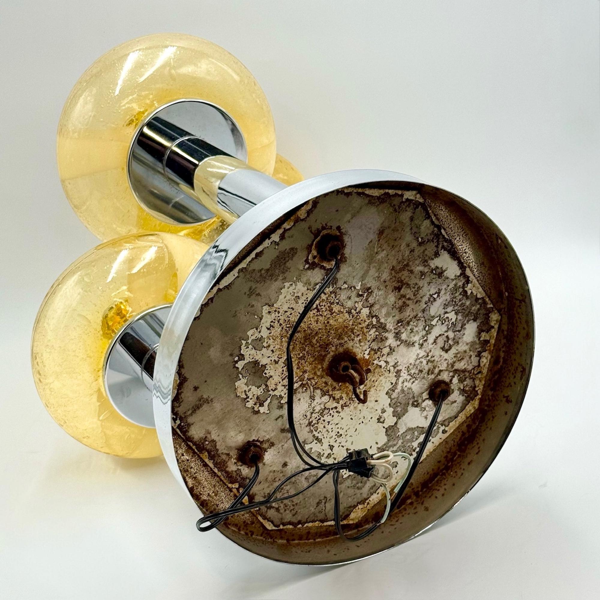 Lampada a sospensione in vetro di Murano degli anni '70 con paralumi cromati e a bolle d'aria in vendita 4