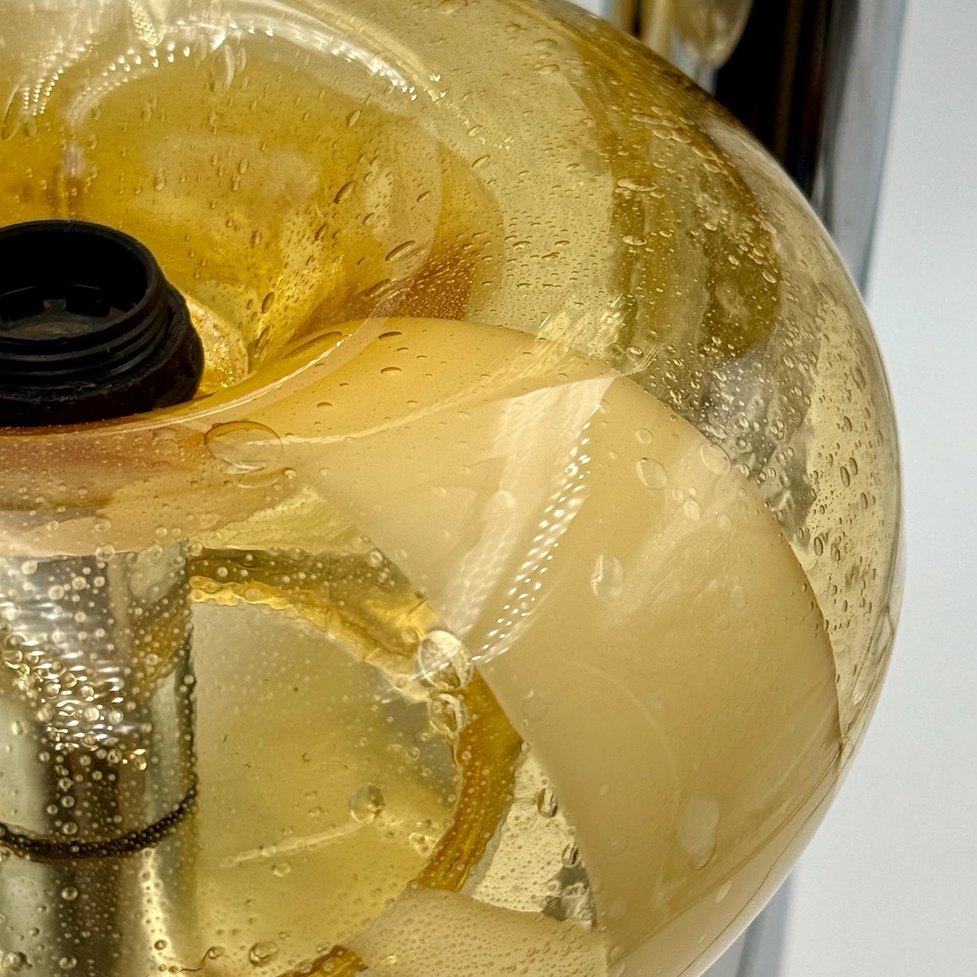 Mid-Century moderno Lampada a sospensione in vetro di Murano degli anni '70 con paralumi cromati e a bolle d'aria in vendita