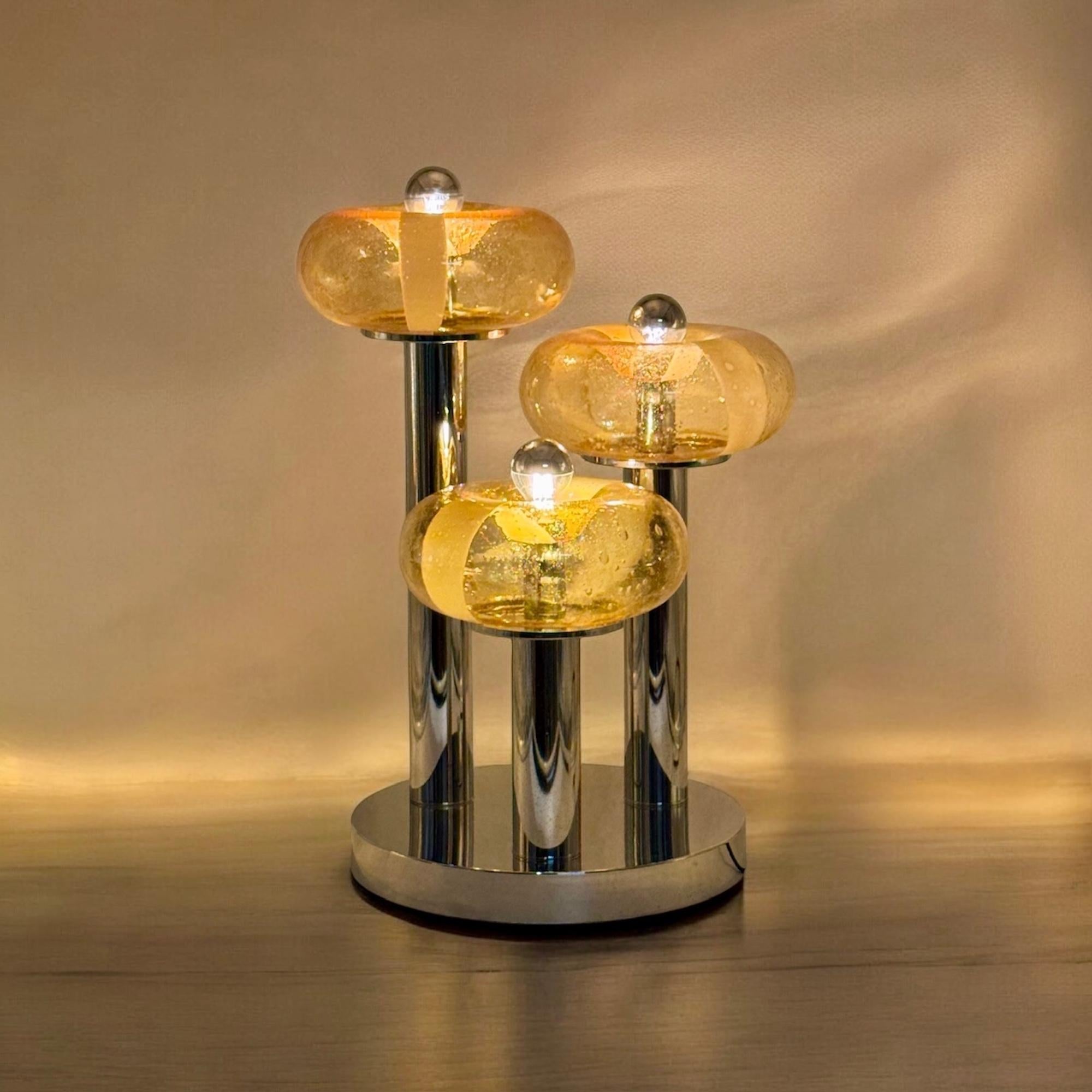Fine XX secolo Lampada a sospensione in vetro di Murano degli anni '70 con paralumi cromati e a bolle d'aria in vendita