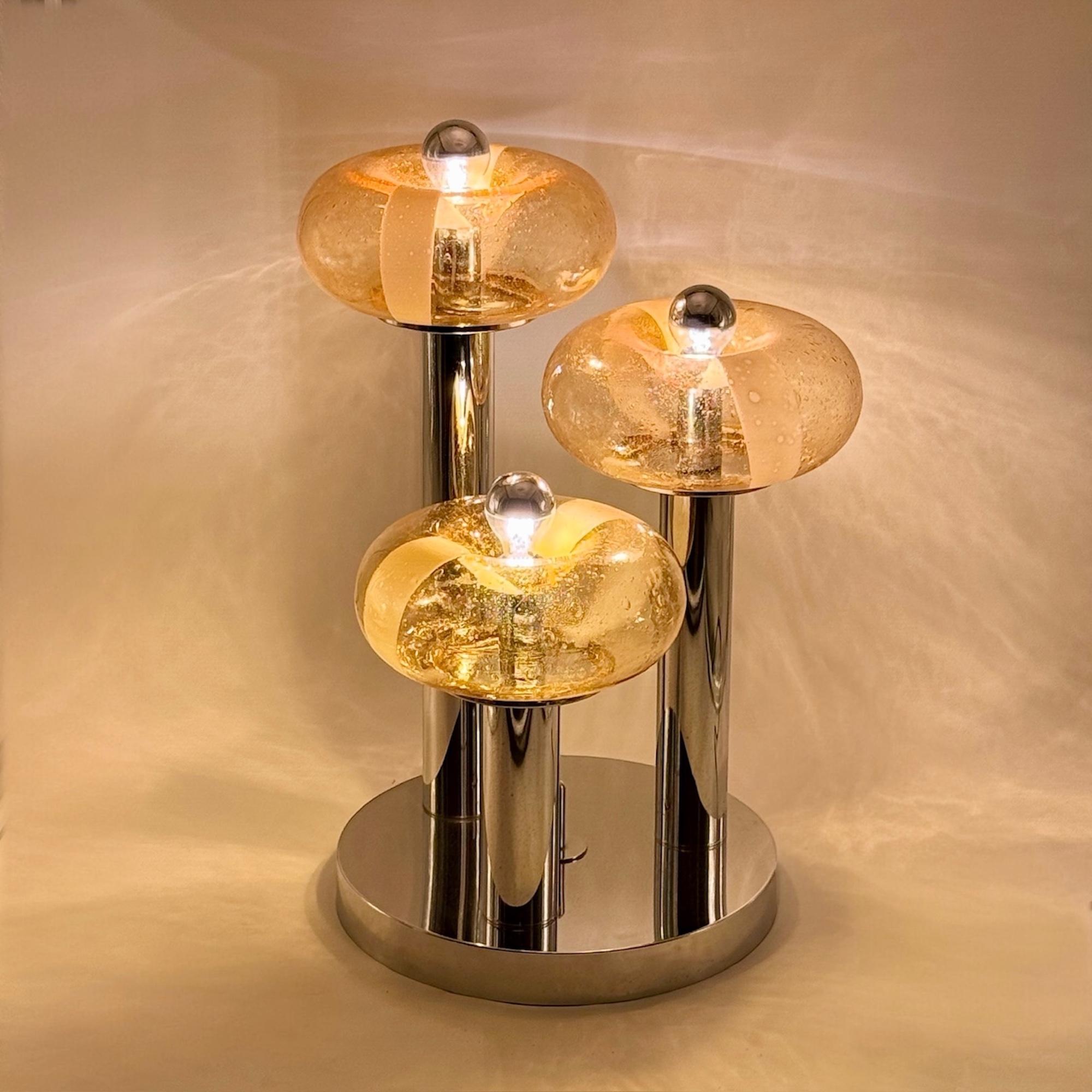 Vetro di Murano Lampada a sospensione in vetro di Murano degli anni '70 con paralumi cromati e a bolle d'aria in vendita