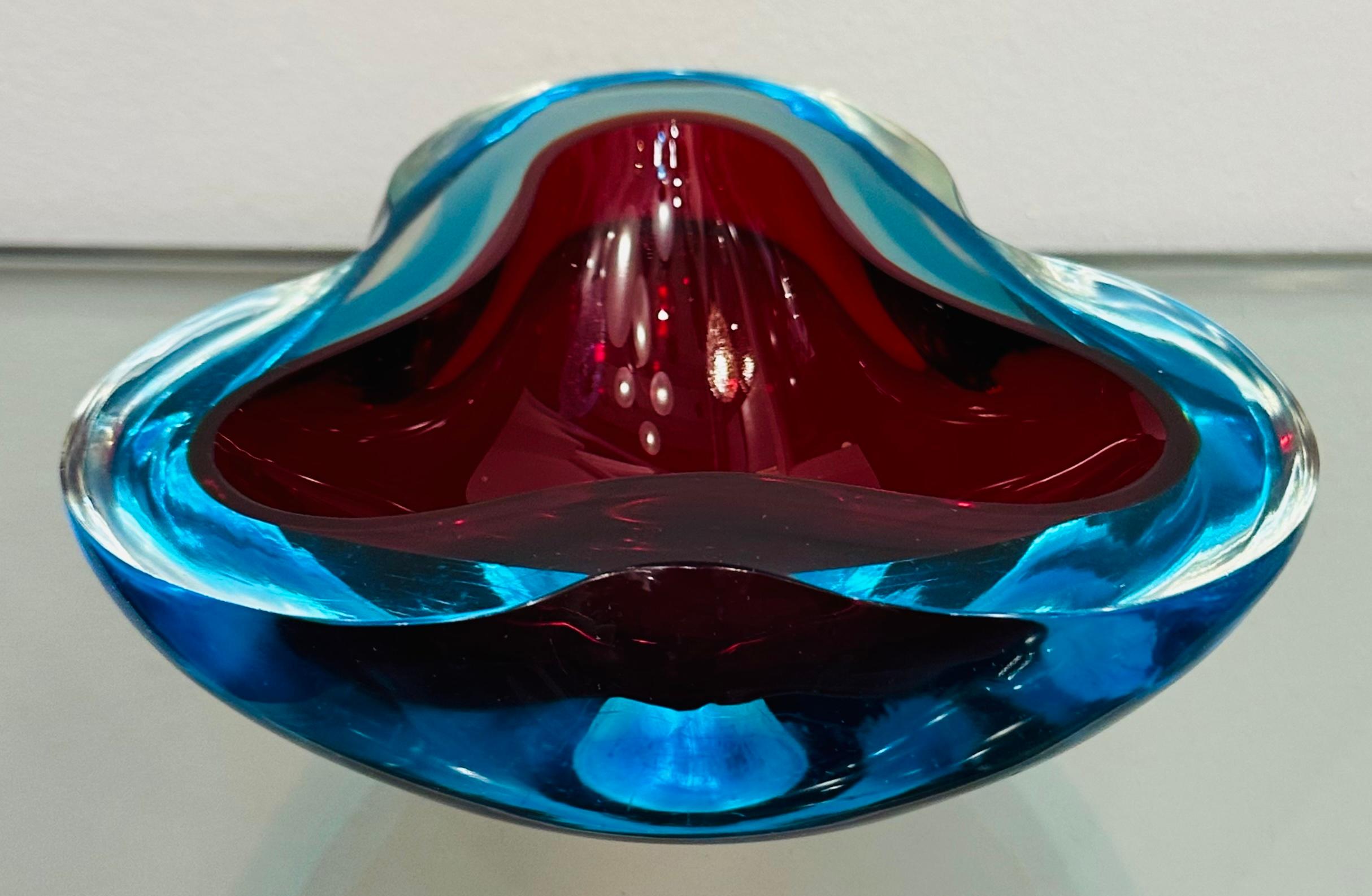 1970er Jahre Italienische Murano Summerso Glasschale, Schale oder Aschenbecher.  Die Schale hat drei Vertiefungen, die die Form eines Kleeblatts haben, in das die Zigaretten gelegt wurden, wenn es als Aschenbecher diente, obwohl es keine Anzeichen