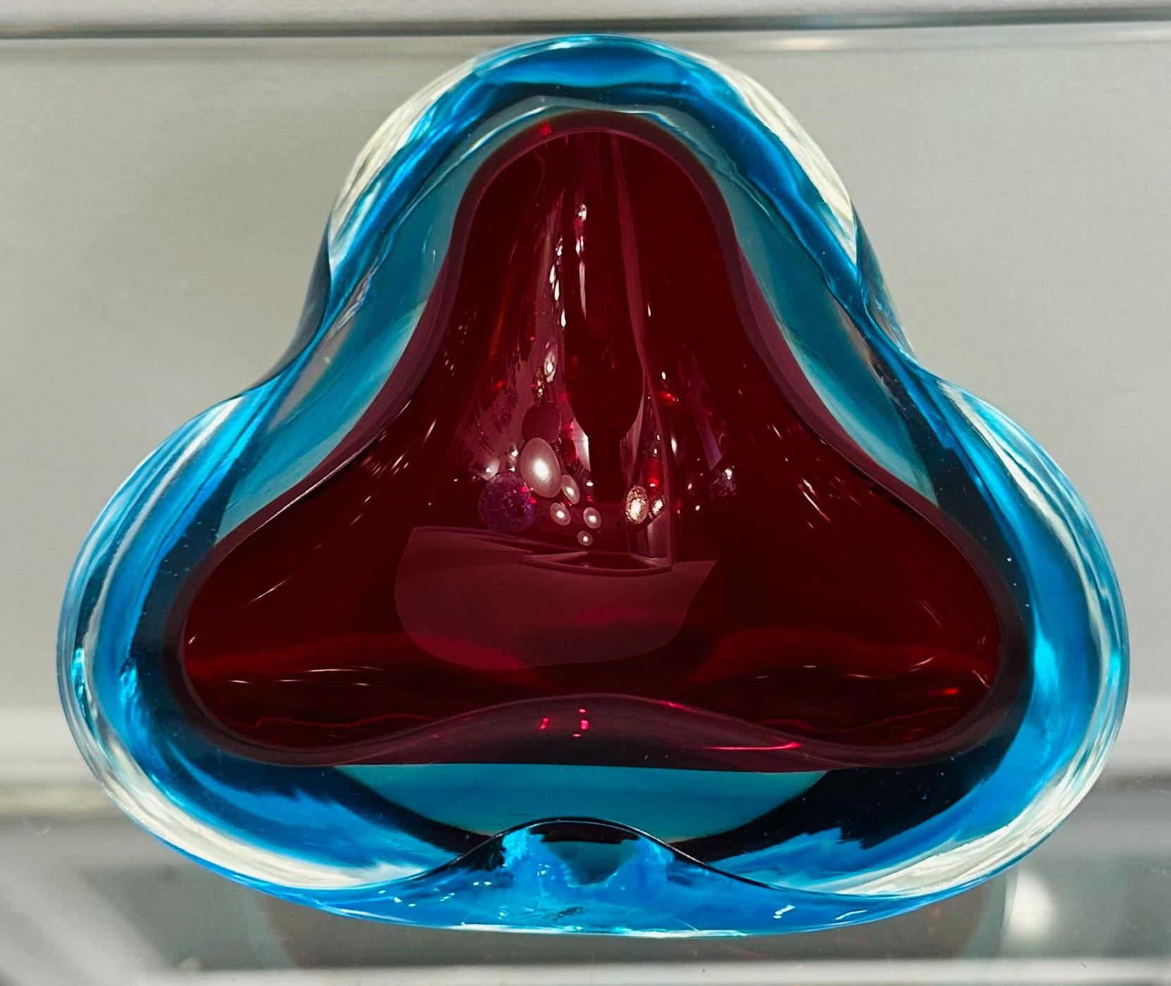 1970er Jahre Italienisch Murano Sommerso Rot Türkis & Klar Kunstglas Schüssel Schale Aschenbecher (Moderne der Mitte des Jahrhunderts)