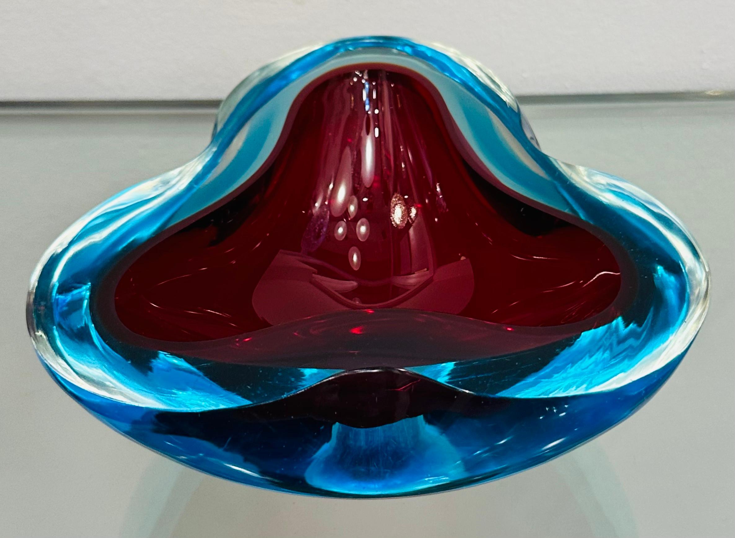 1970er Jahre Italienisch Murano Sommerso Rot Türkis & Klar Kunstglas Schüssel Schale Aschenbecher im Zustand „Gut“ in London, GB