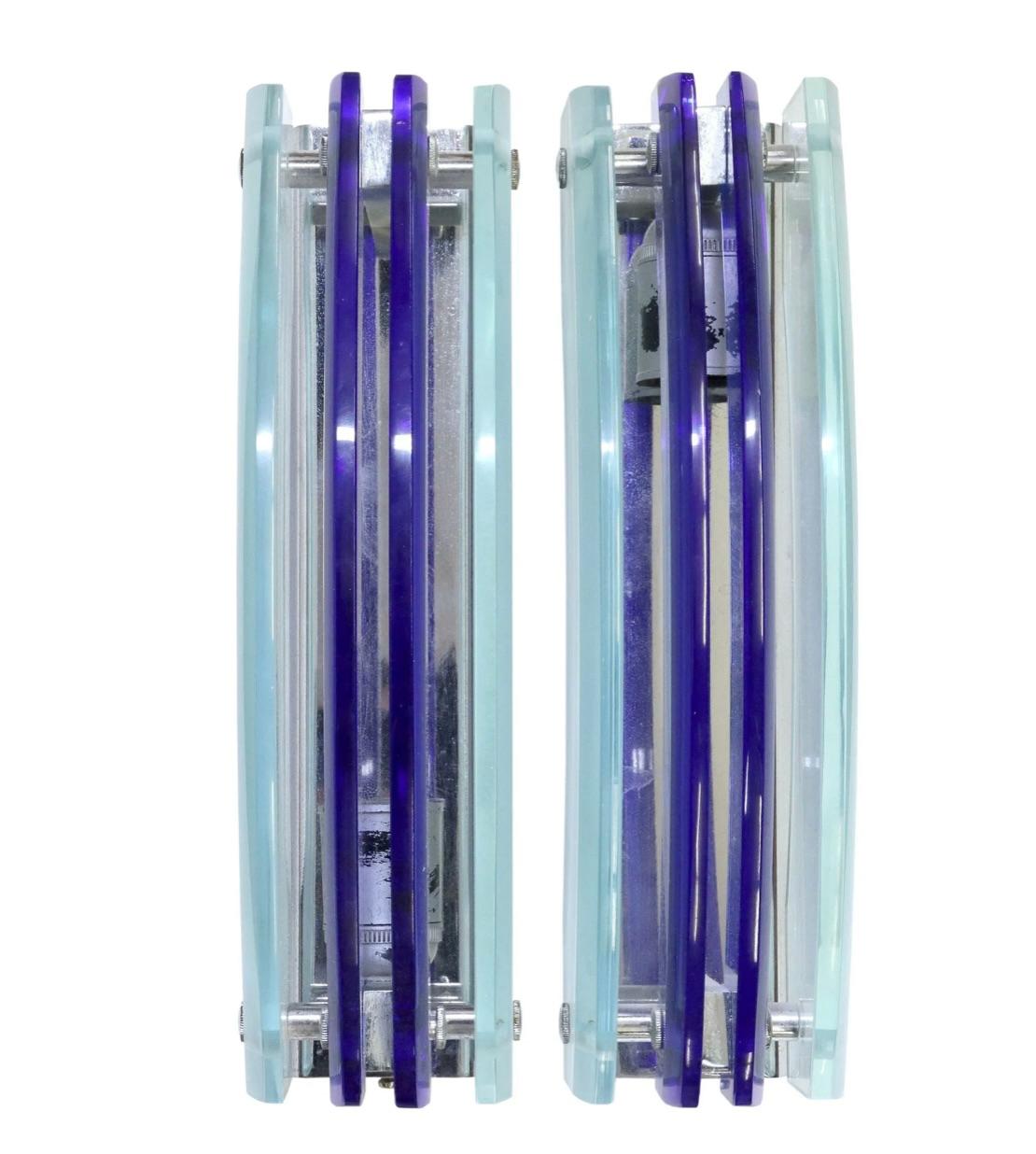 Una bella coppia di appliques italiane di Veca Murano. Grande colore con pezzi di vetro smussato blu e acqua alternati. Il retro è cromato. Queste lampade devono essere collegate alla parete con un cavo.  Il vetro è in buone condizioni, ad eccezione