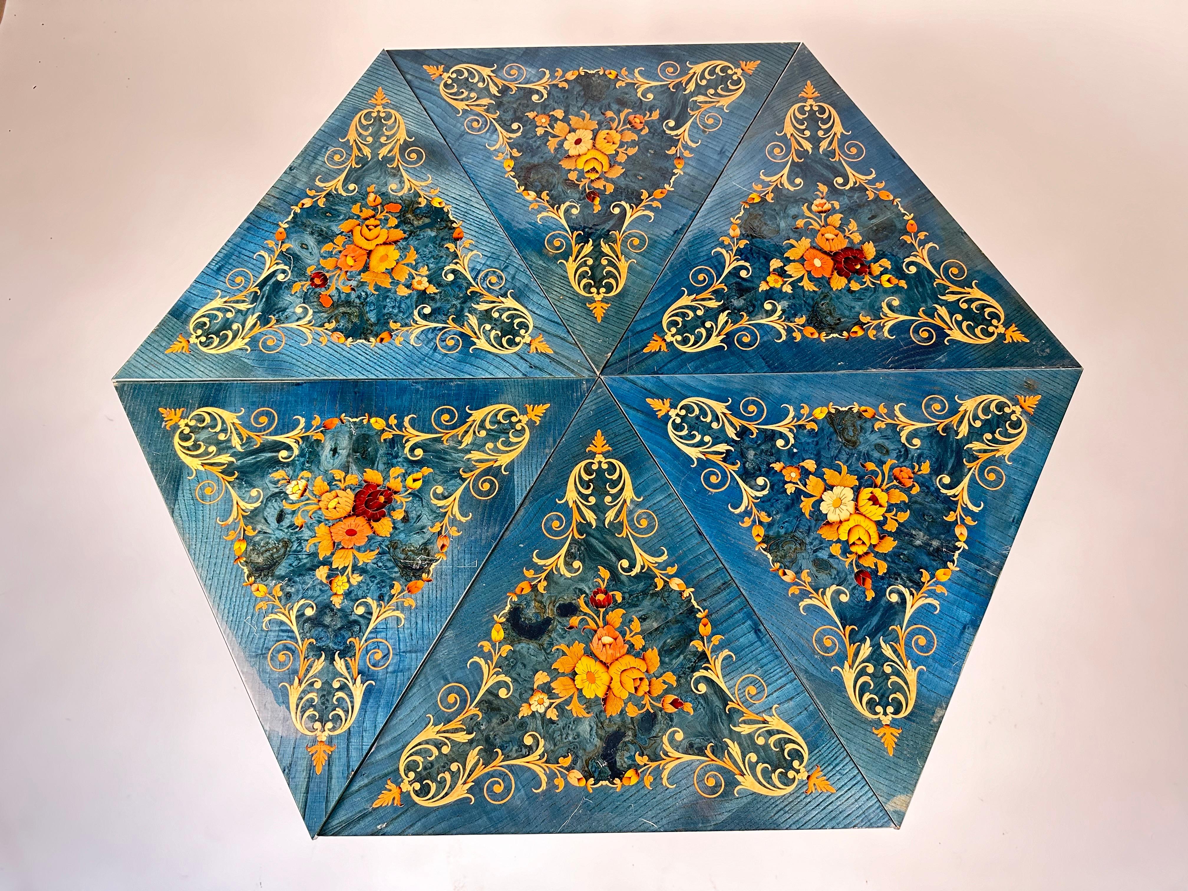 Questo squisito set di sei tavolini italiani vintage degli anni '70 è un vero pezzo da collezione, che unisce arte, funzionalità e nostalgia. Ogni tavolo triangolare è dotato di un carillon nascosto che suona una delicata melodia quando si solleva
