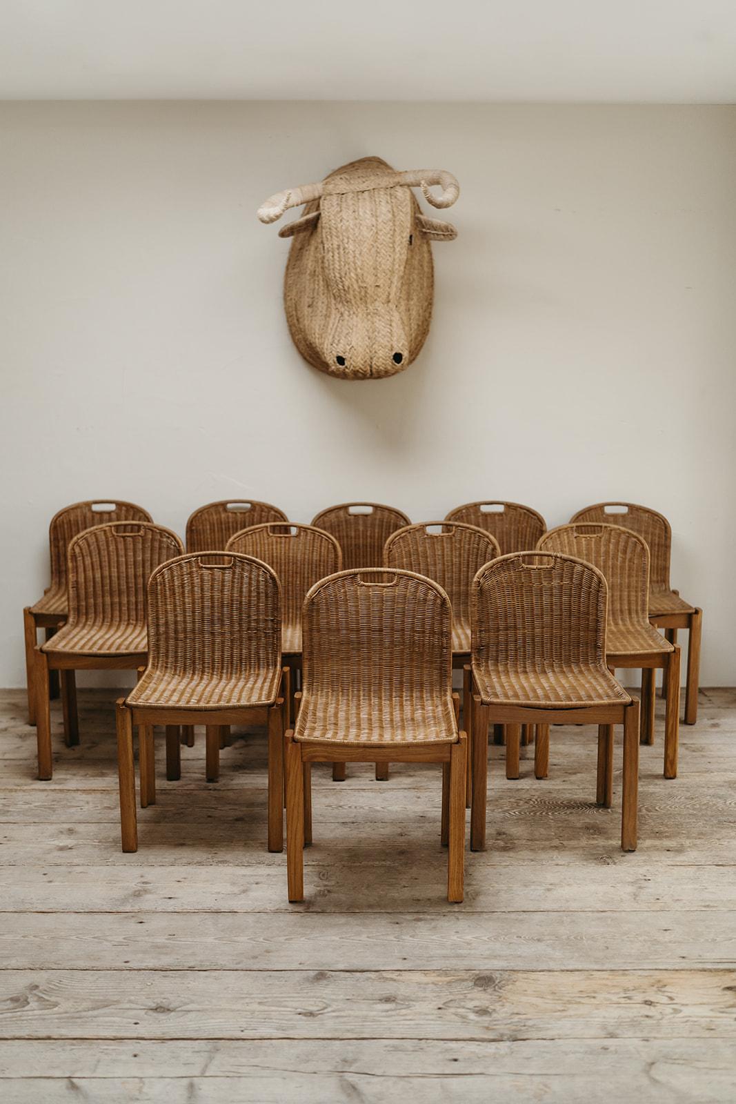 Chaises de salle à manger italiennes en chêne et rotin des années 1970 ...  en vente 8