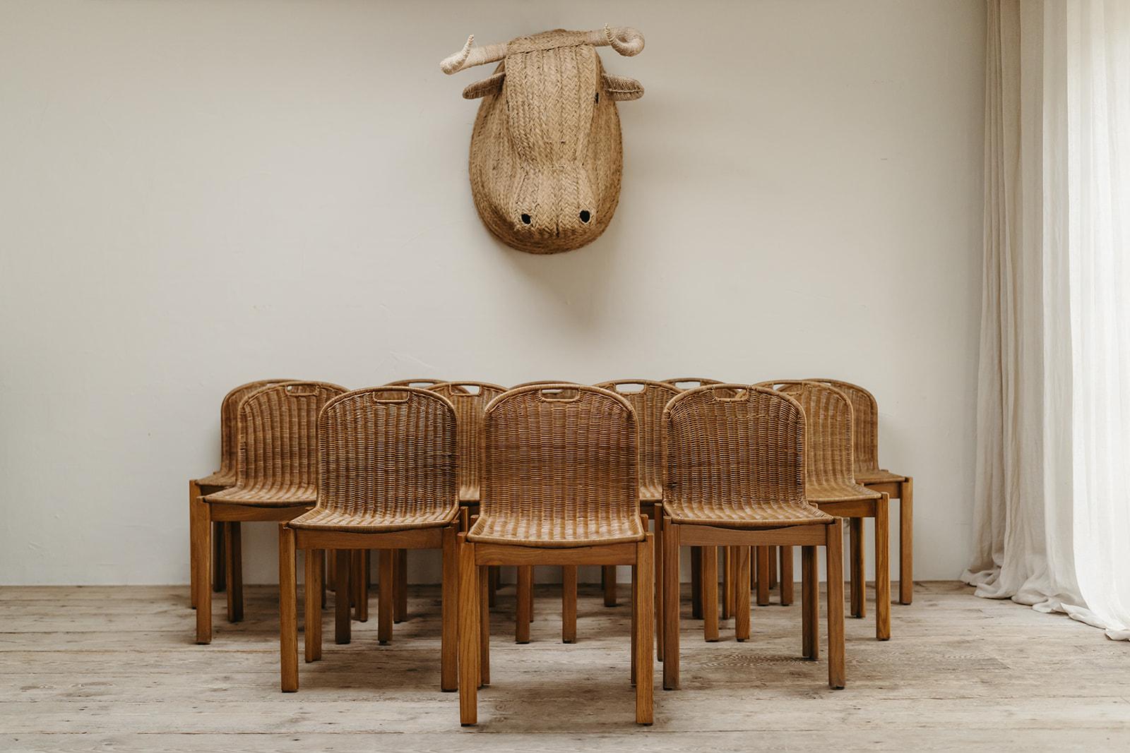 un superbe ensemble de 12 chaises de salle à manger, fabriquées en Italie dans les années 1970, un grand design vintage et en très bon état, chêne et rotin ... 