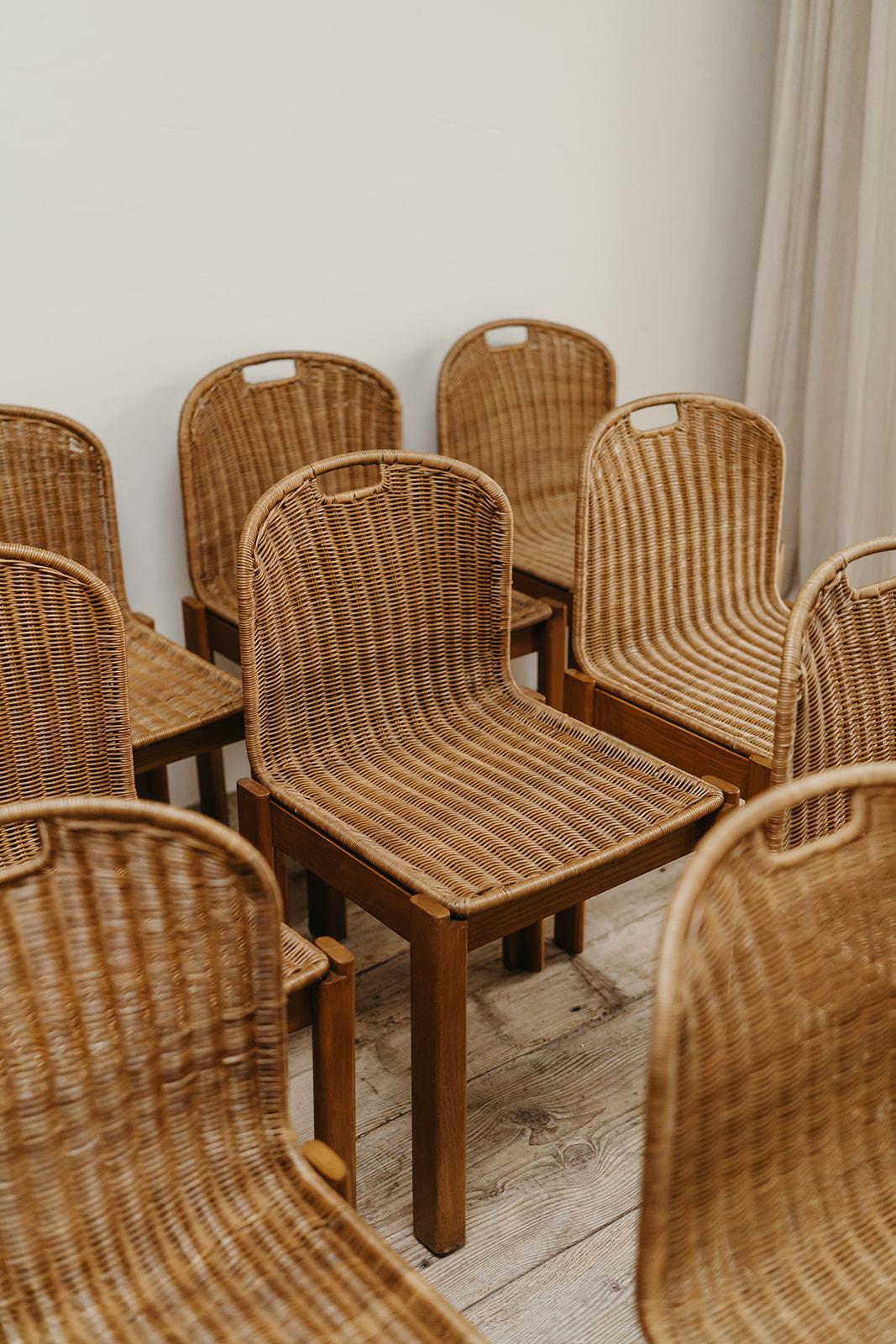 Chaises de salle à manger italiennes en chêne et rotin des années 1970 ...  en vente 2