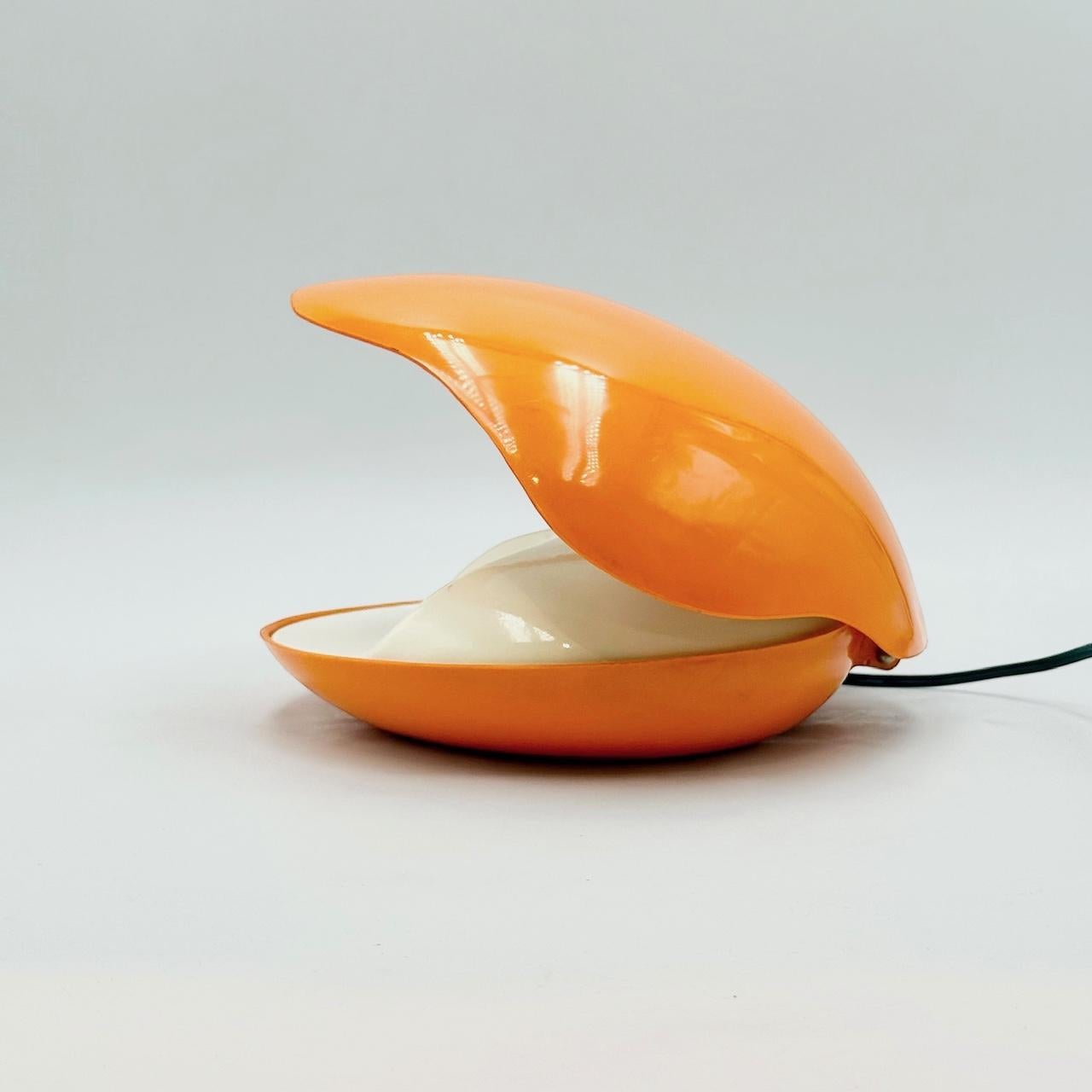 Lampada Oyster arancione italiana degli anni '70 di Gamma3, A Space Age Lighting in vendita 5