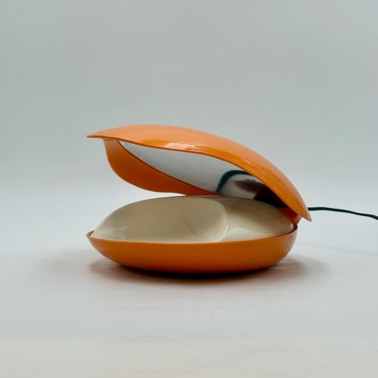 Plastica Lampada Oyster arancione italiana degli anni '70 di Gamma3, A Space Age Lighting in vendita