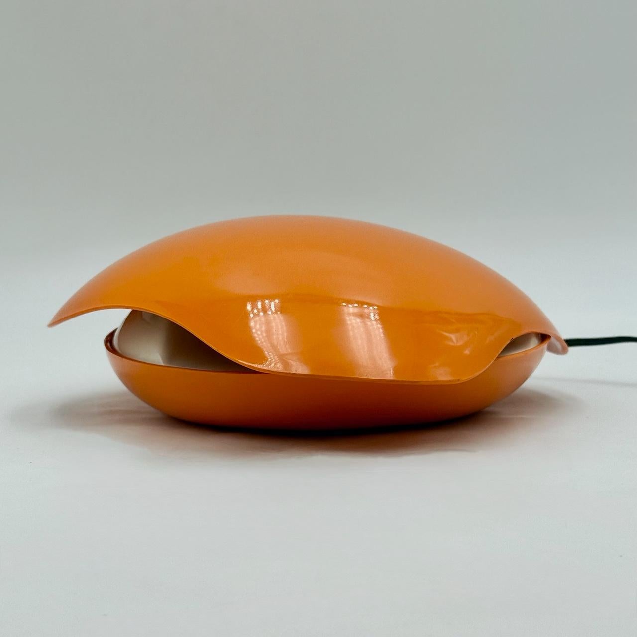 Lampada Oyster arancione italiana degli anni '70 di Gamma3, A Space Age Lighting in vendita 2