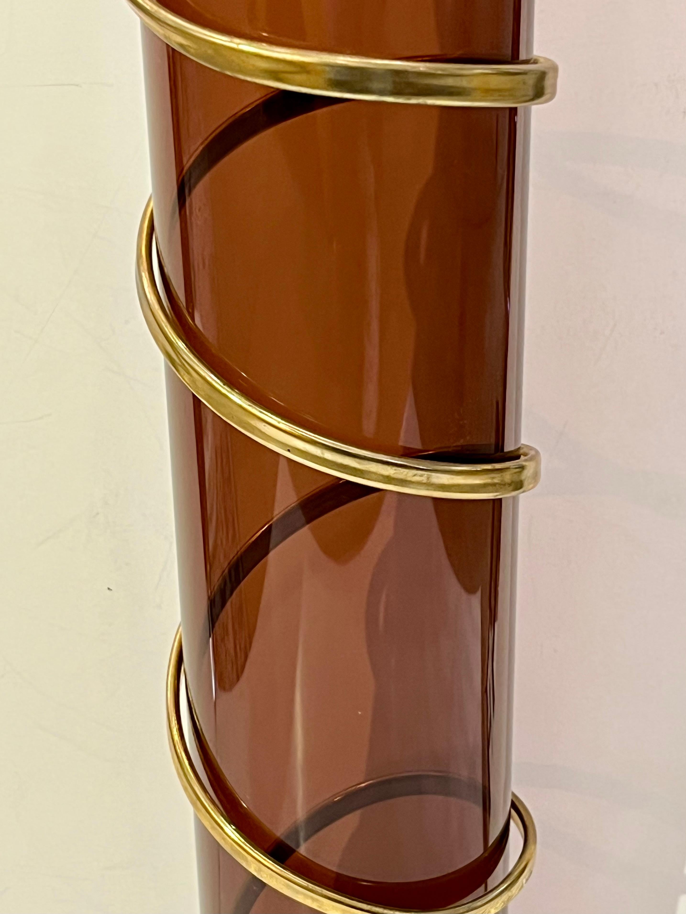 1970s Italian Organic Brass Snake Swirls Brown Lucite Tall Vase In Good Condition For Sale In New York, NY