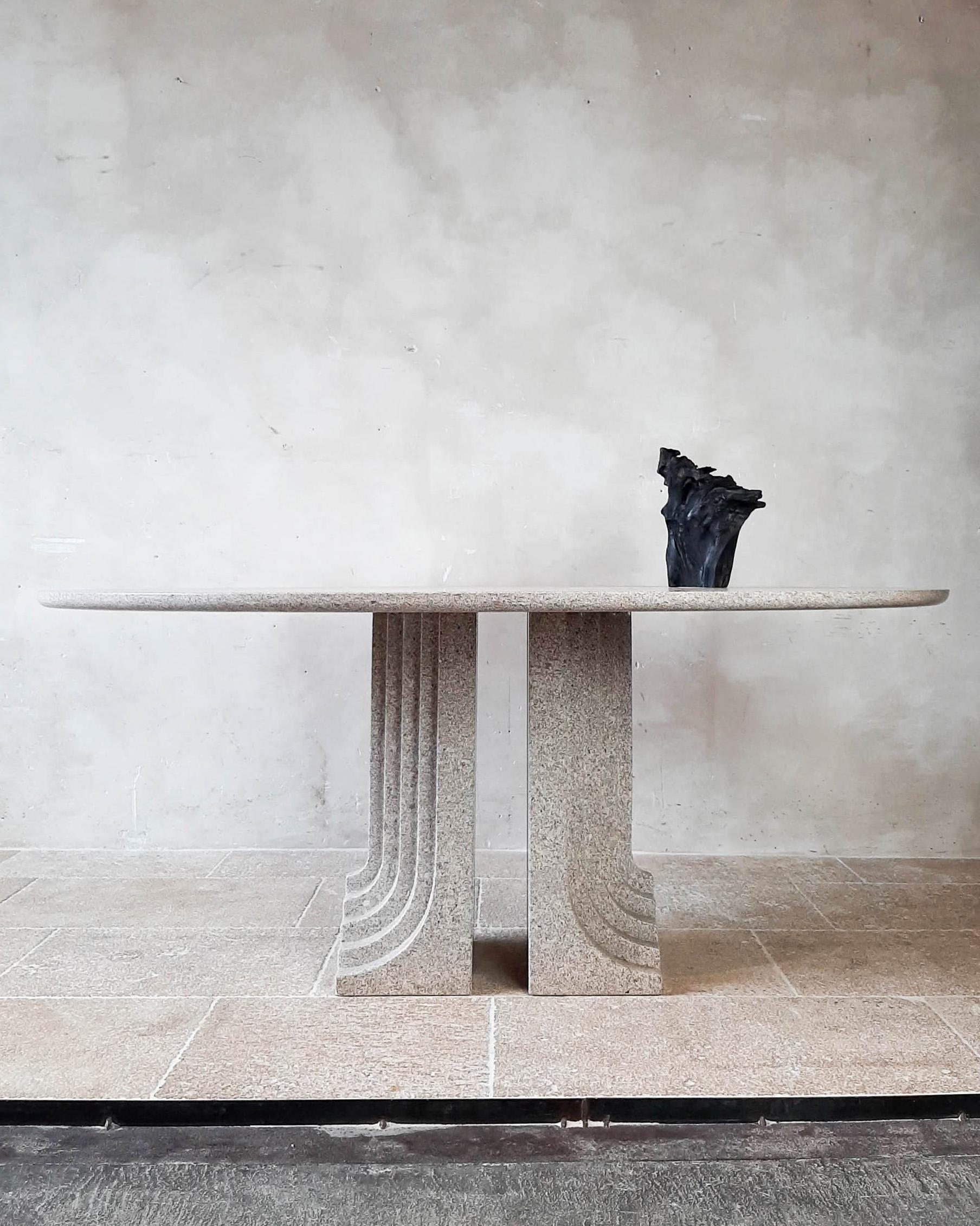 Table de salle à manger ovale Vintage Design/One, par Carlo Scarpa et fabriquée par Simon, Italie 1970. Table de salle à manger en granit gris clair avec plateau ovale sur deux bases sculpturales.

Mesures : Longueur 178 cm x largeur 125 cm x