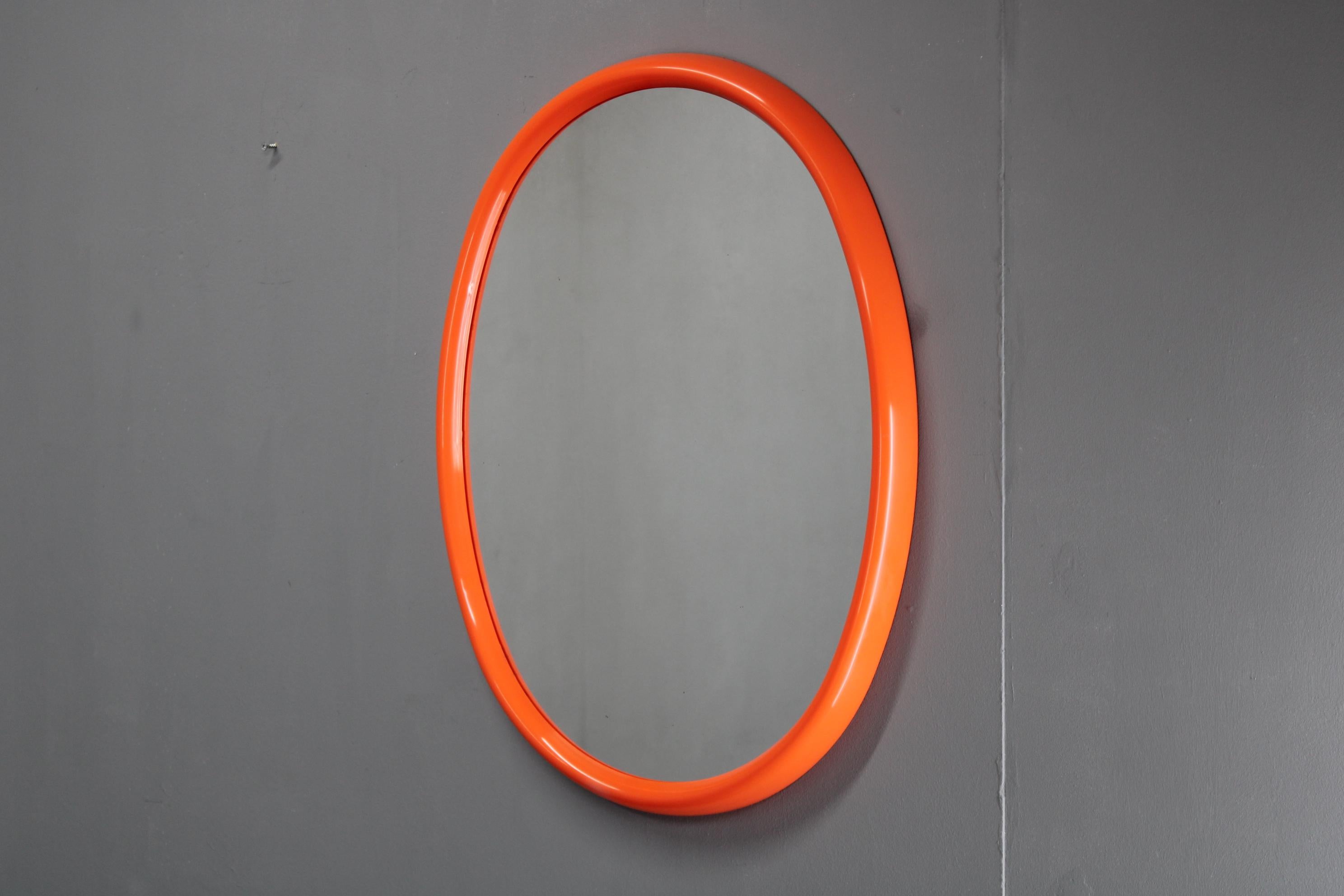 Espejo ovalado italiano de los años 70 con marco de plástico naranja Art Decó en venta