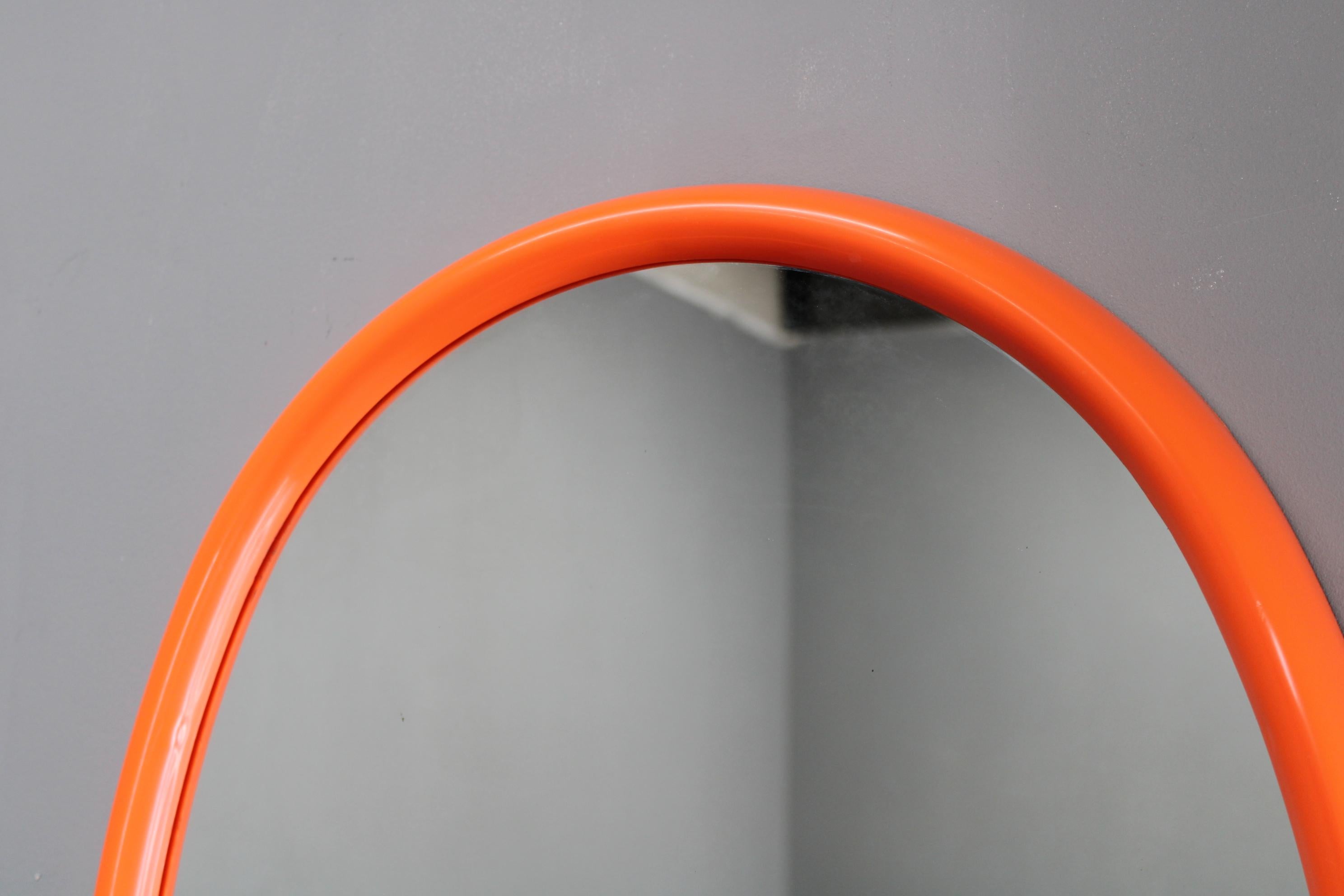 Espejo ovalado italiano de los años 70 con marco de plástico naranja Pulido en venta