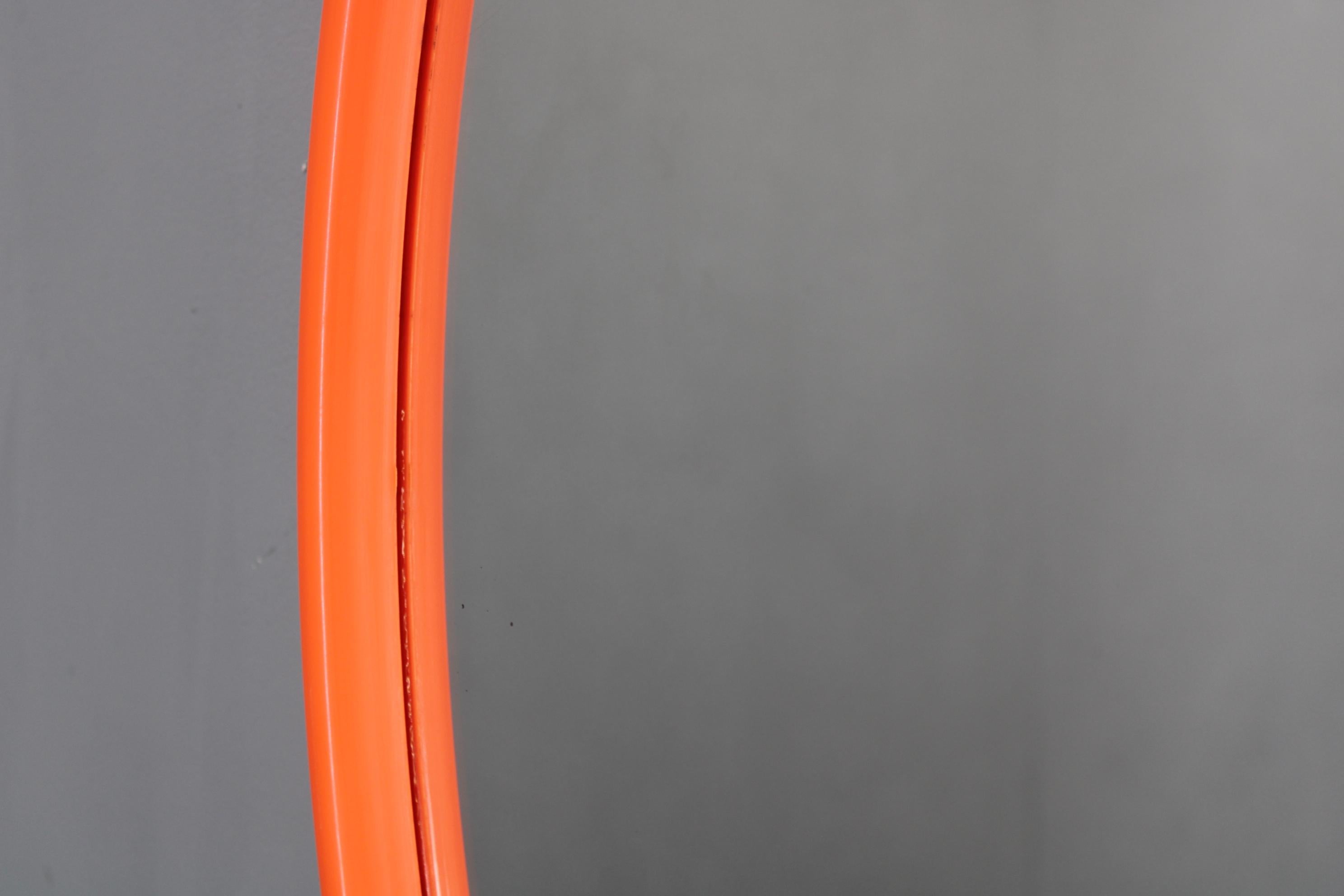 Espejo ovalado italiano de los años 70 con marco de plástico naranja finales del siglo XX en venta