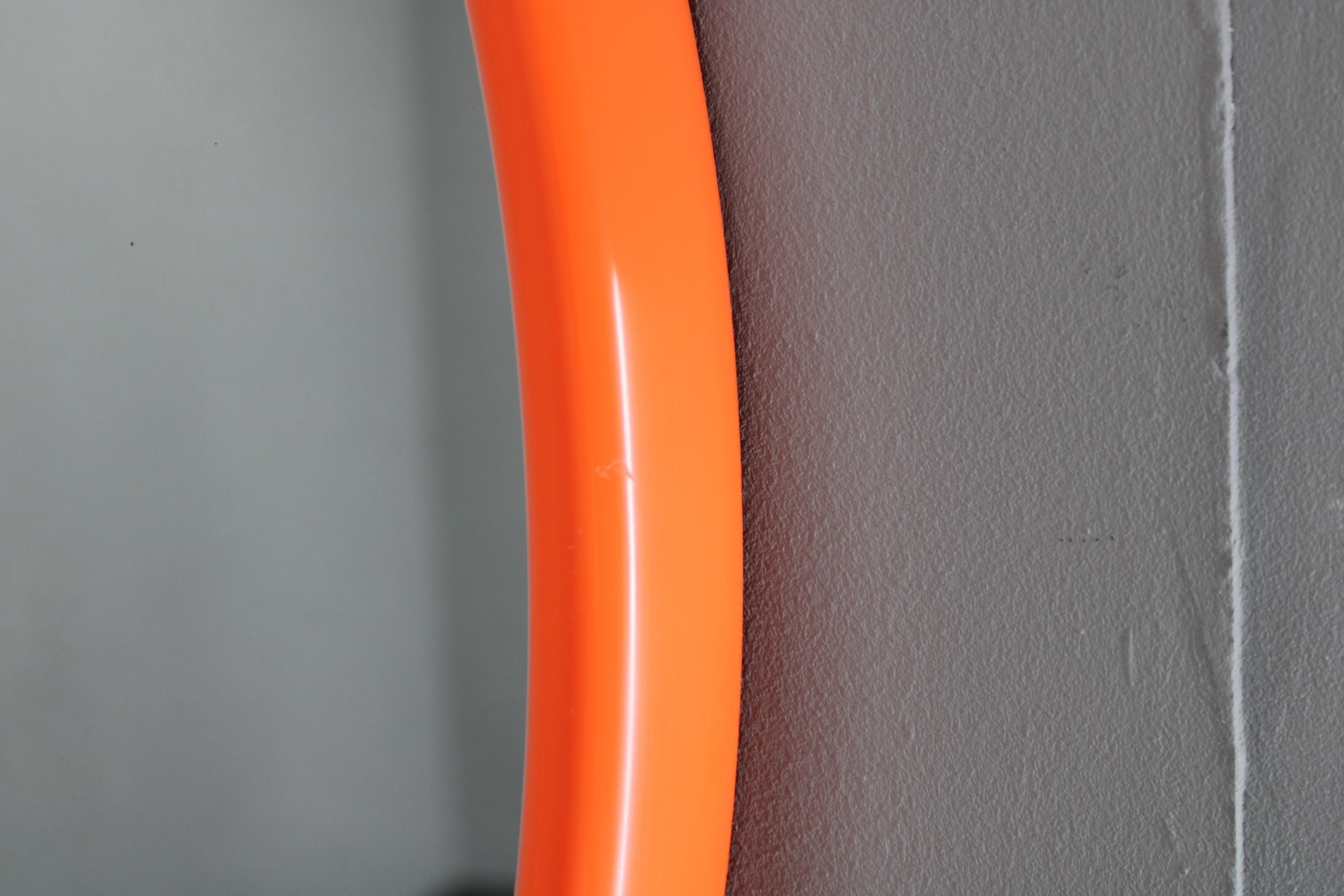 Espejo ovalado italiano de los años 70 con marco de plástico naranja en venta 1