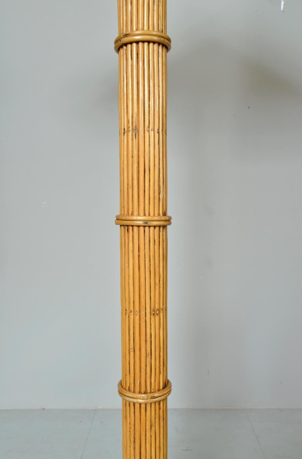 Lampada standard Tiki Crespi Pagoda in bambù, rattan e vimini degli anni '70 in vendita 2