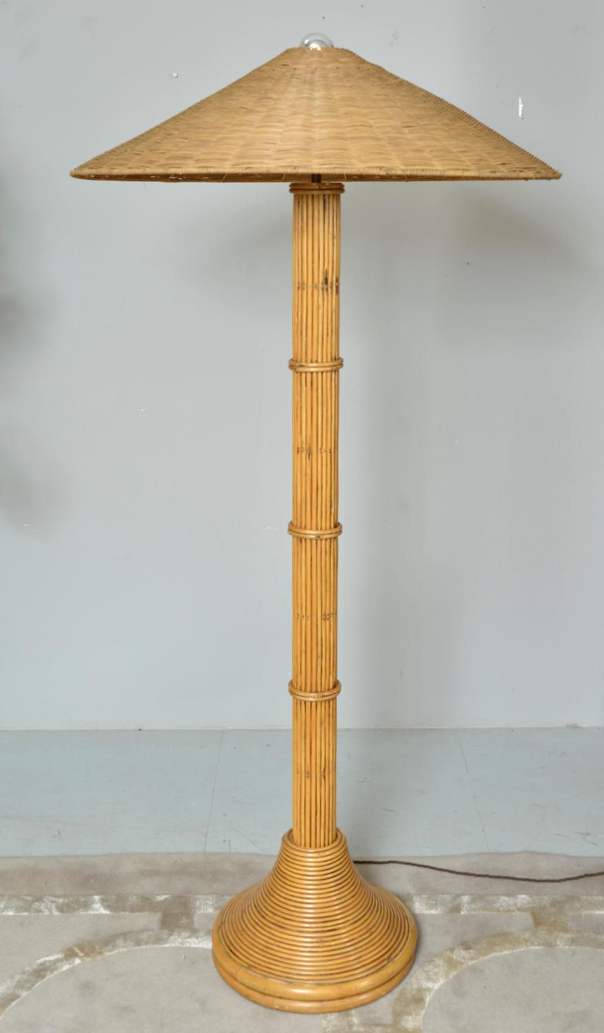 Una grande e attraente lampada standard degli anni '70 fatta a mano con una colonna in stile bambù di canna naturale e una base svasata, che culmina con un ampio paralume in rattan pagoda. Il pezzo è in buone condizioni vintage con una bella patina