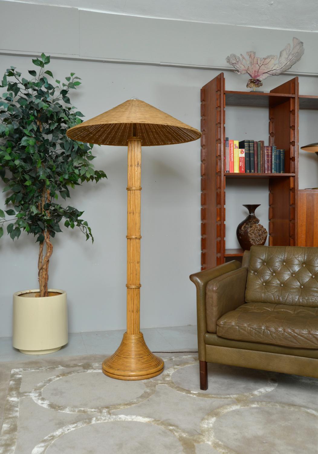 Bohémien Lampada standard Tiki Crespi Pagoda in bambù, rattan e vimini degli anni '70 in vendita