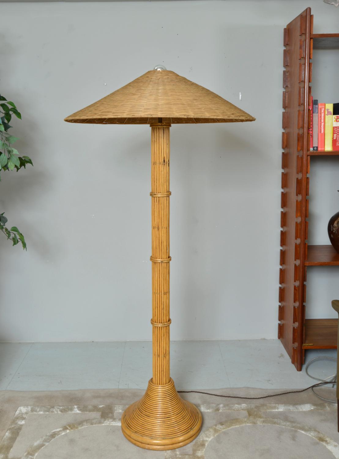Italiano Lampada standard Tiki Crespi Pagoda in bambù, rattan e vimini degli anni '70 in vendita