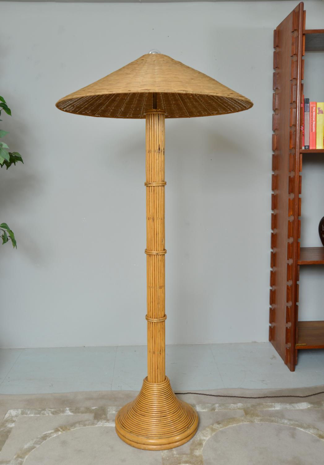 Fatto a mano Lampada standard Tiki Crespi Pagoda in bambù, rattan e vimini degli anni '70 in vendita