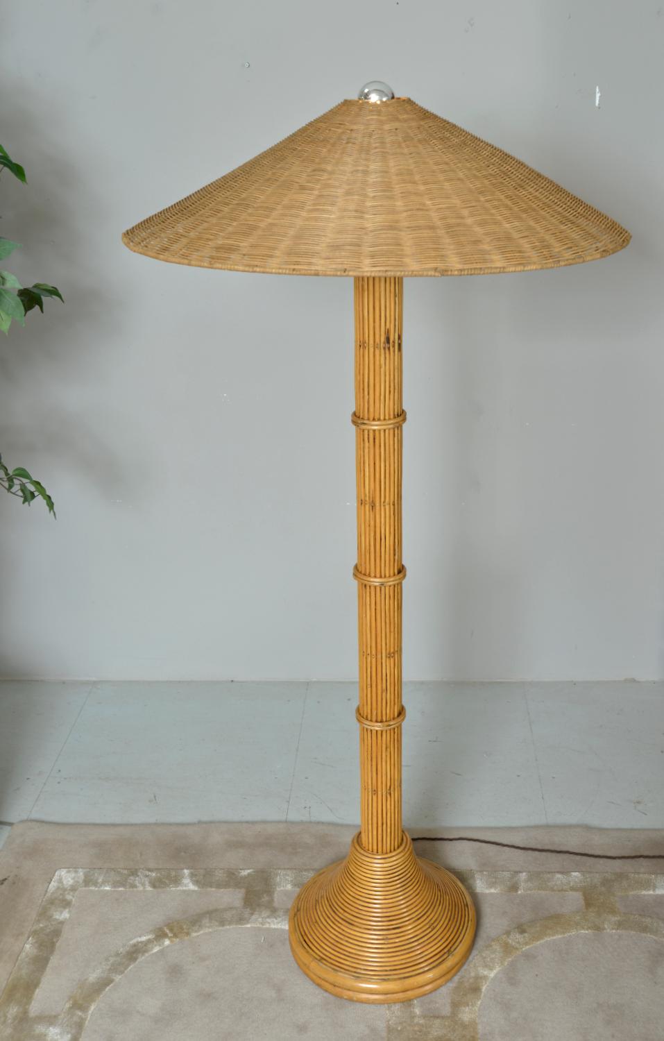 Lampada standard Tiki Crespi Pagoda in bambù, rattan e vimini degli anni '70 In condizioni buone in vendita a Sherborne, Dorset