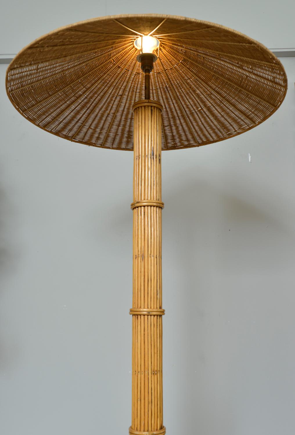 XX secolo Lampada standard Tiki Crespi Pagoda in bambù, rattan e vimini degli anni '70 in vendita