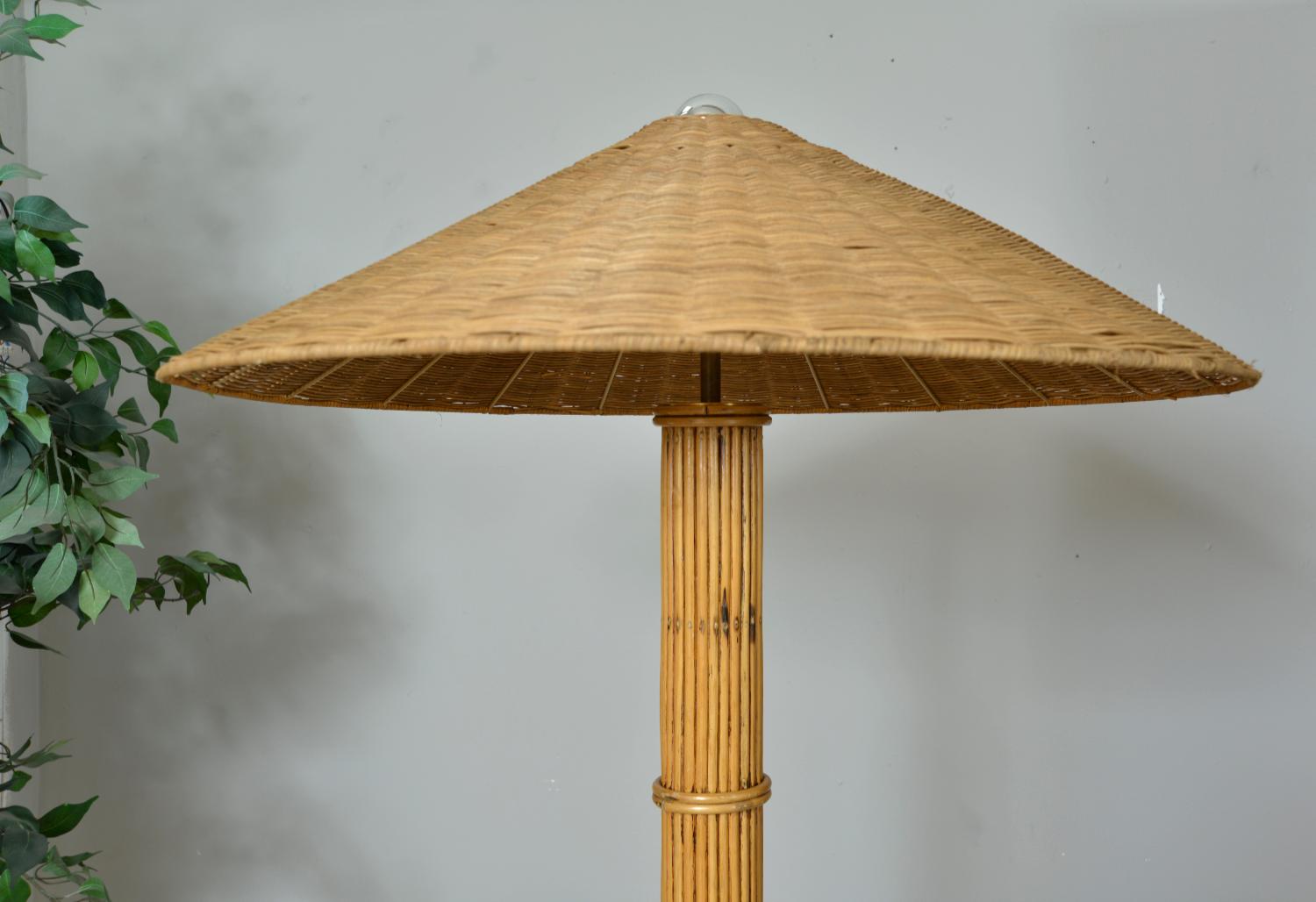 Lampada standard Tiki Crespi Pagoda in bambù, rattan e vimini degli anni '70 in vendita 1