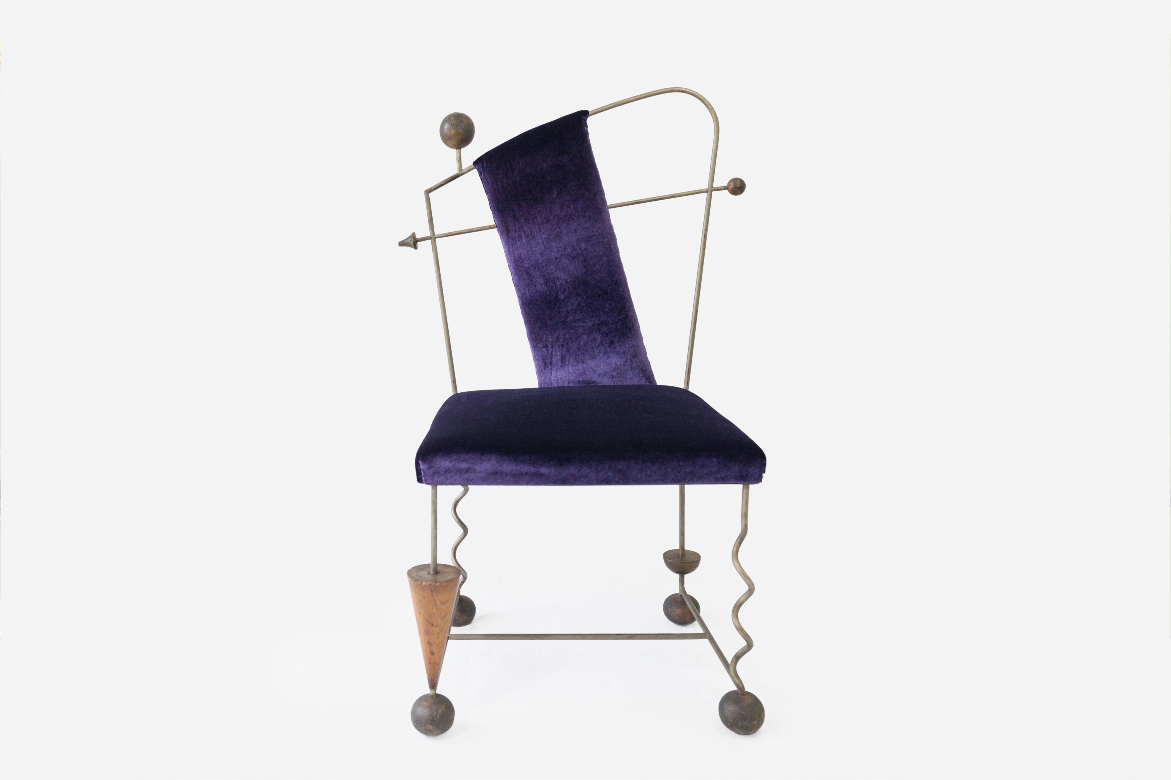 1970's Italienisch Paar Stühle Sessel Samt lila Schmiedeeisen Surrealist (Ende des 20. Jahrhunderts) im Angebot