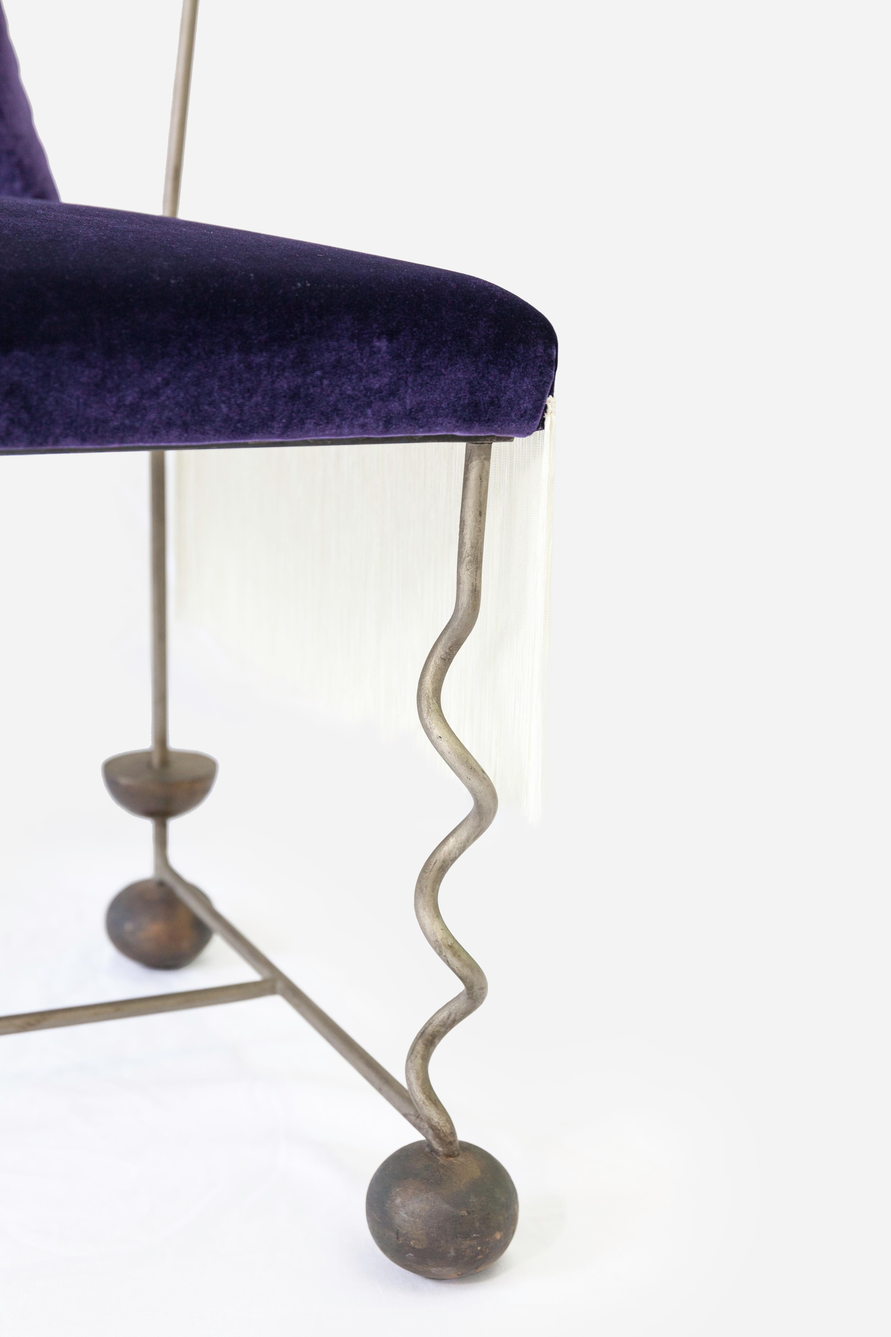 1970's Italienisch Paar Stühle Sessel Samt lila Schmiedeeisen Surrealist (Eisen) im Angebot