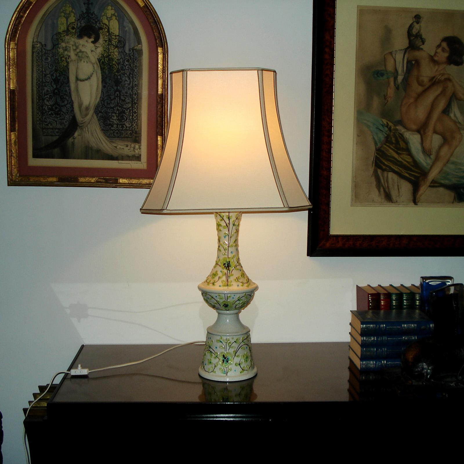 Mid-Century Modern Paire de grandes lampes de bureau italiennes en céramique à motifs floraux des années 1970 en vente