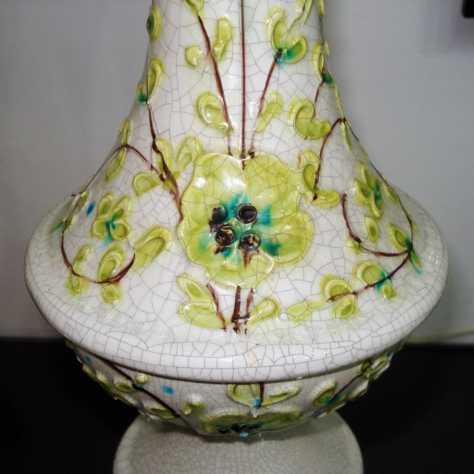 Paire de grandes lampes de bureau italiennes en céramique à motifs floraux des années 1970 en vente 1