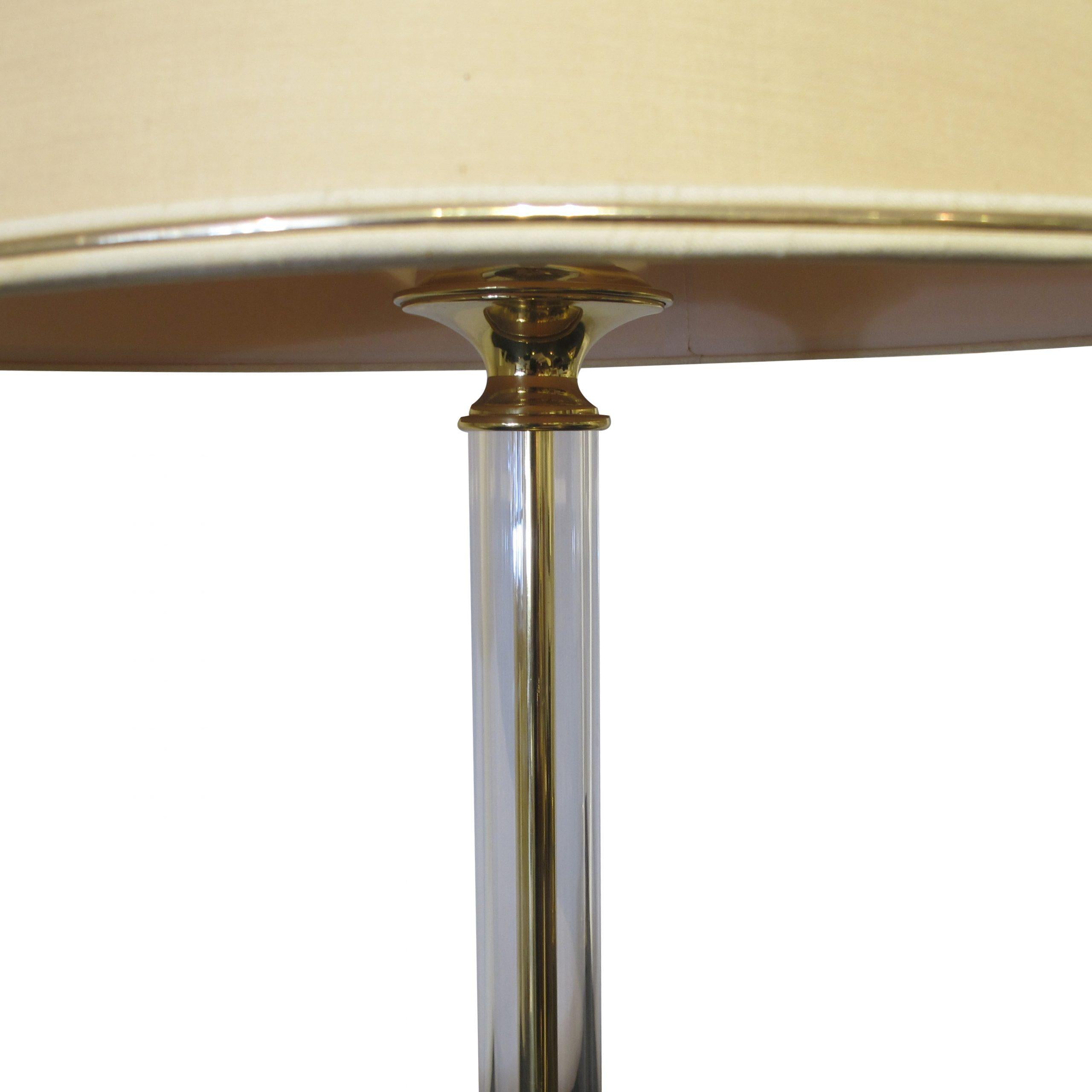 1970s Italian Pair of Large Lucite Table Lamps with Conic Lampshades For Sale 1