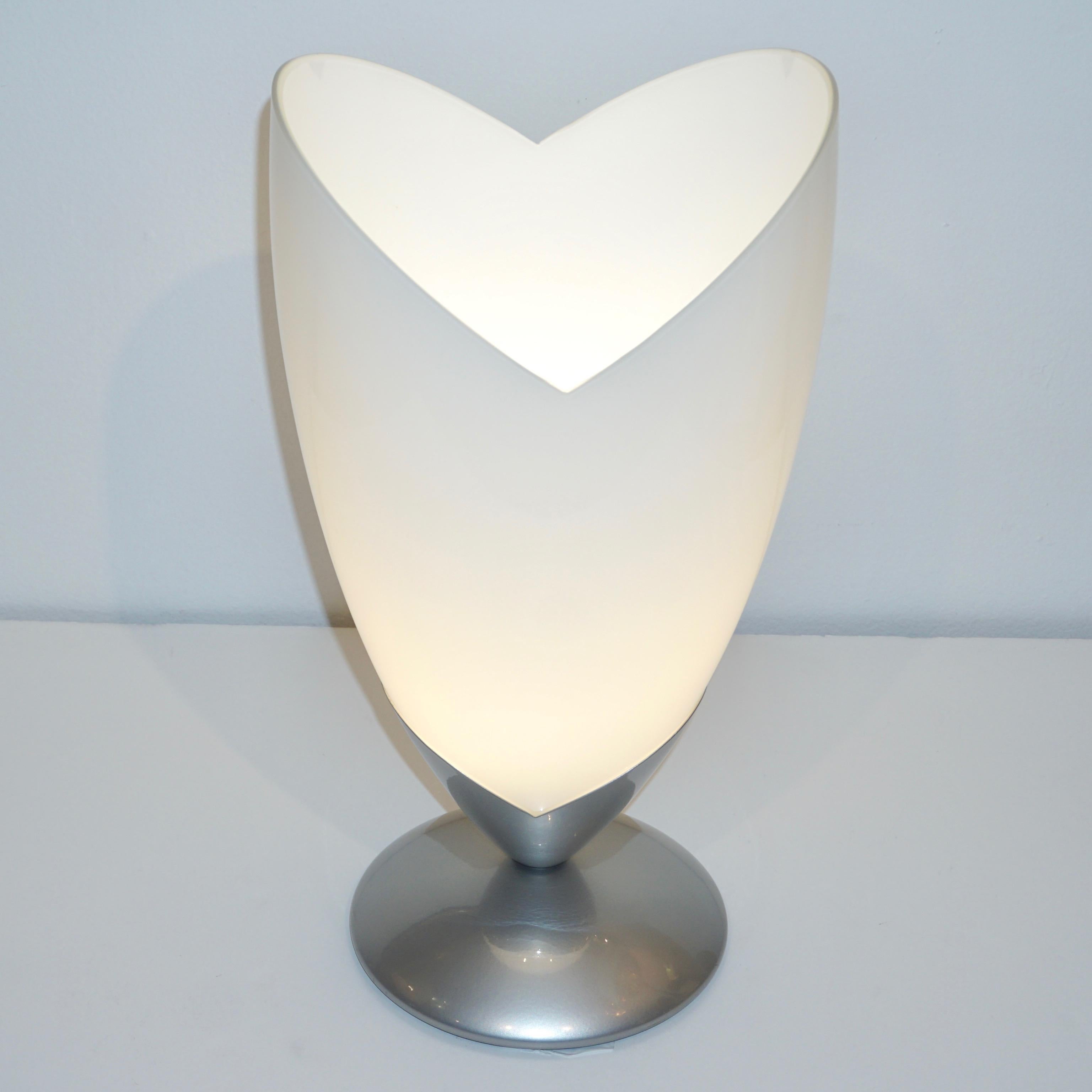 Mid-Century Modern pair of Italian organic lamps by Tronconi - Milano, fine design in Art Deco style with a tulip shape body in high quality overlaid crystal and opaline white glass, supported by a satin nickel round base. In excellent condition,