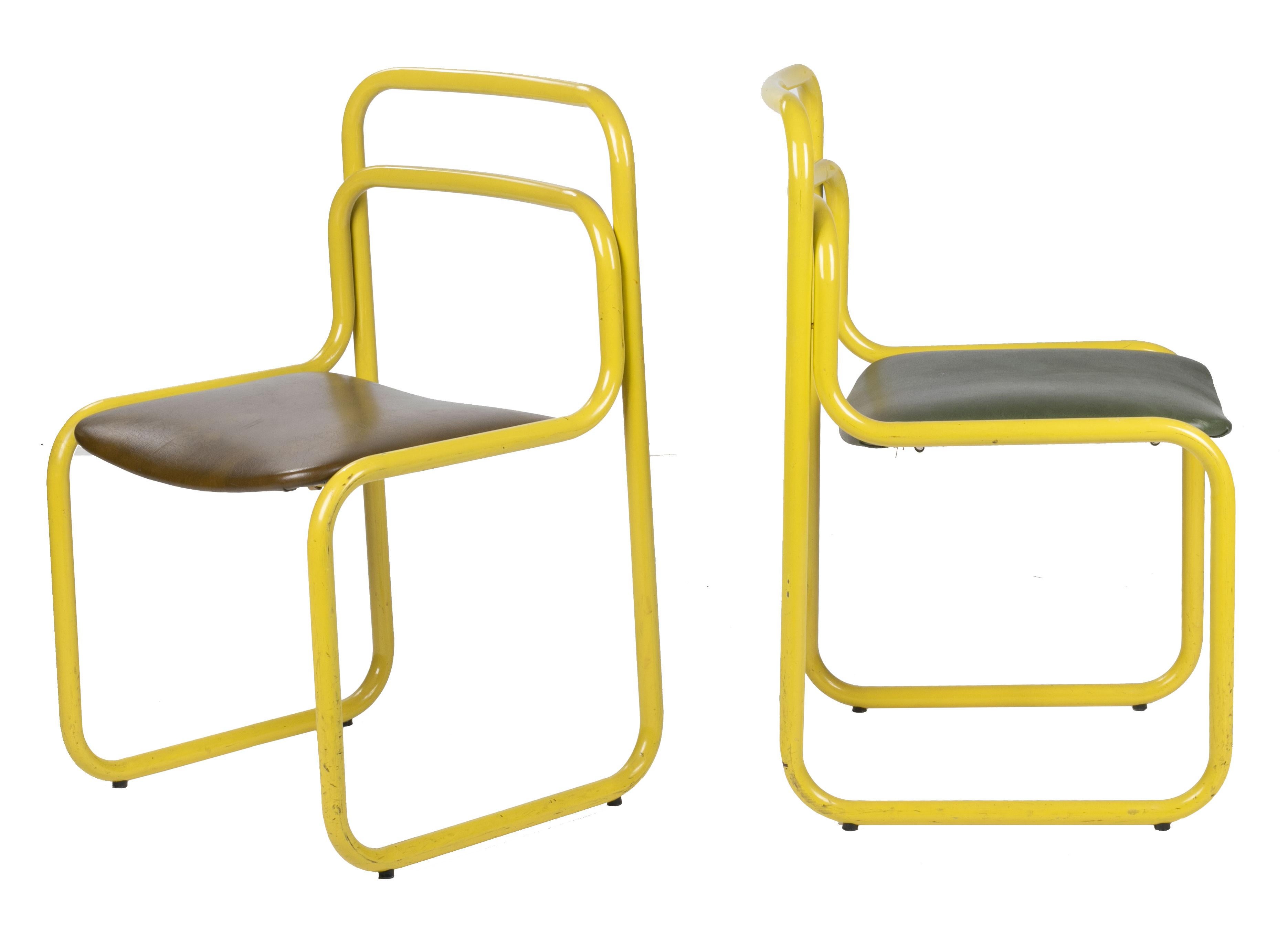 paire de chaises vintage italiennes des années 1970 en acier jaune Bon état - En vente à Marbella, ES