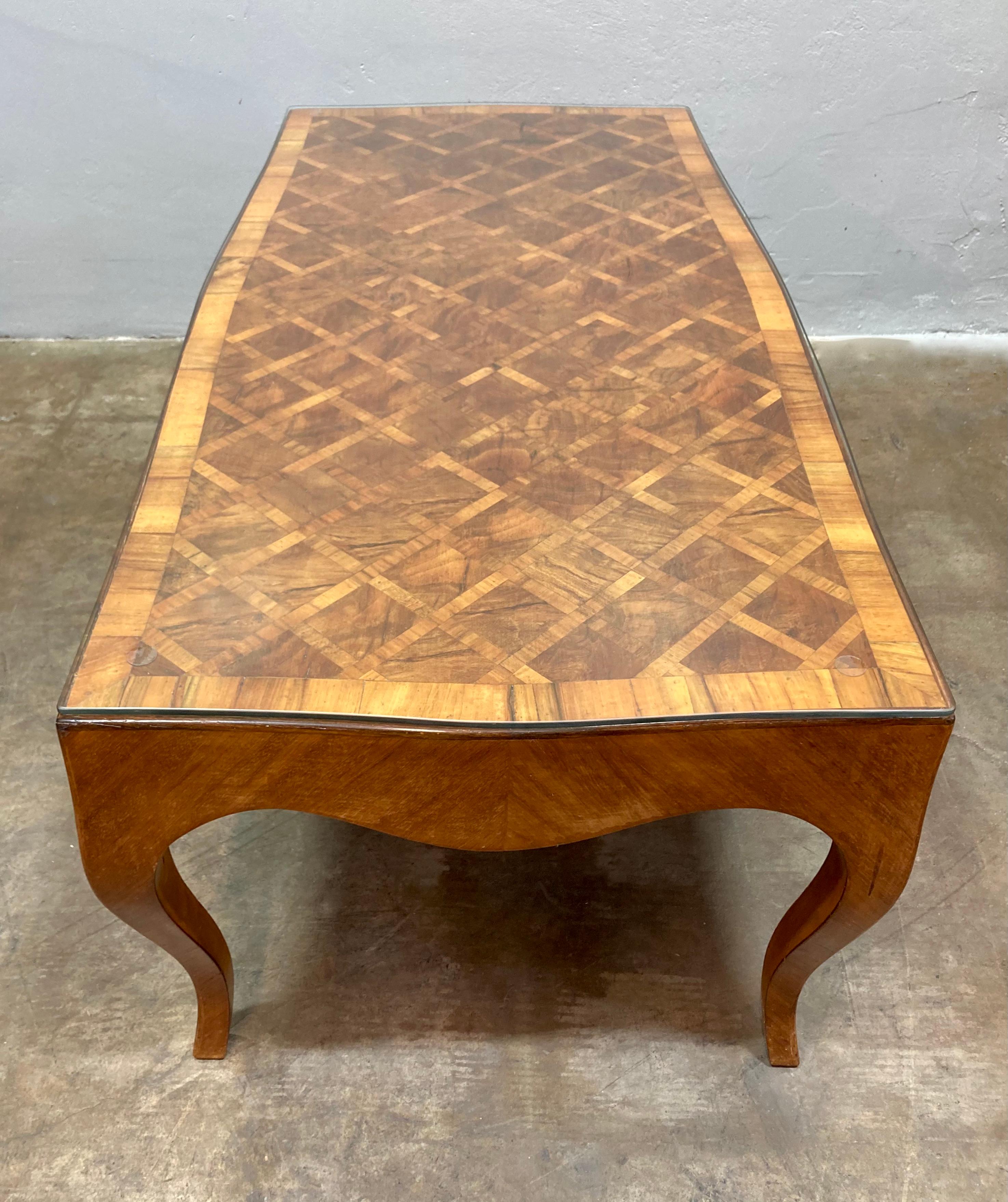 Néo-baroque 1970's Italian Parquet Olive-Wood Coffee Table en vente