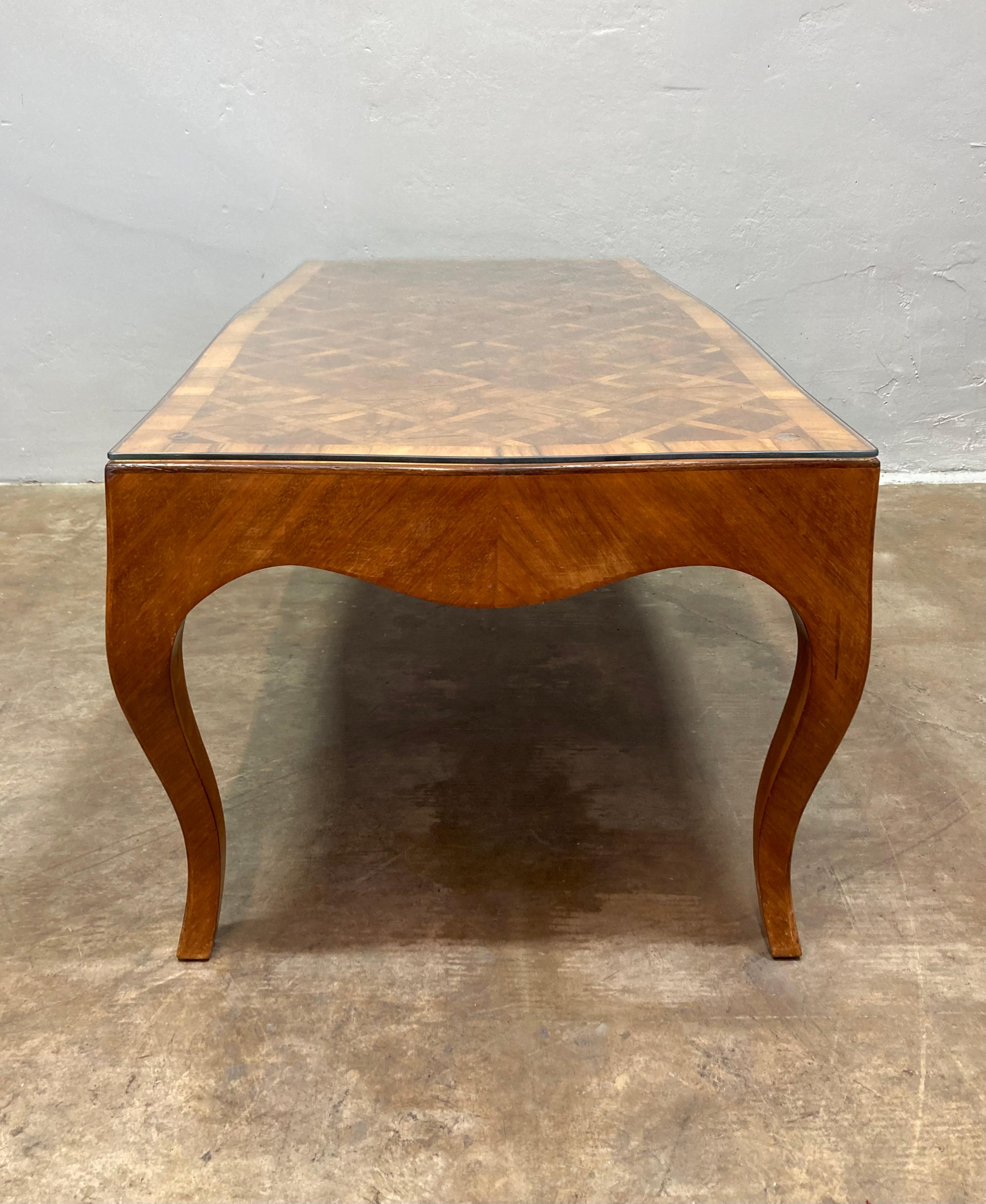 1970's Italian Parquet Olive-Wood Coffee Table Bon état - En vente à Alhambra, CA