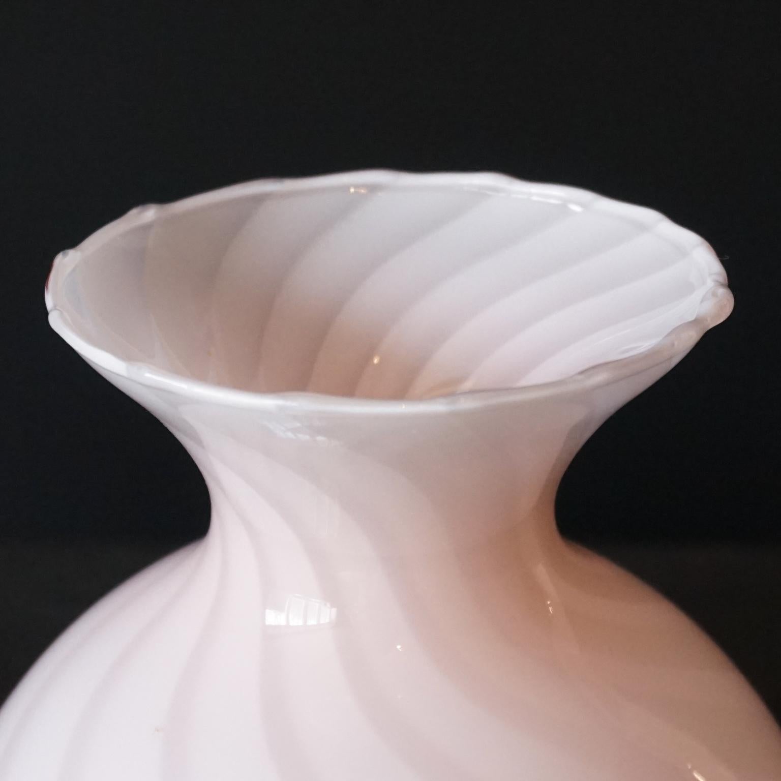 1970s Italian Pink Swirl Spiral Venini Vetri Murano Incamiciato Glass Vase In Good Condition In Haarlem, NL