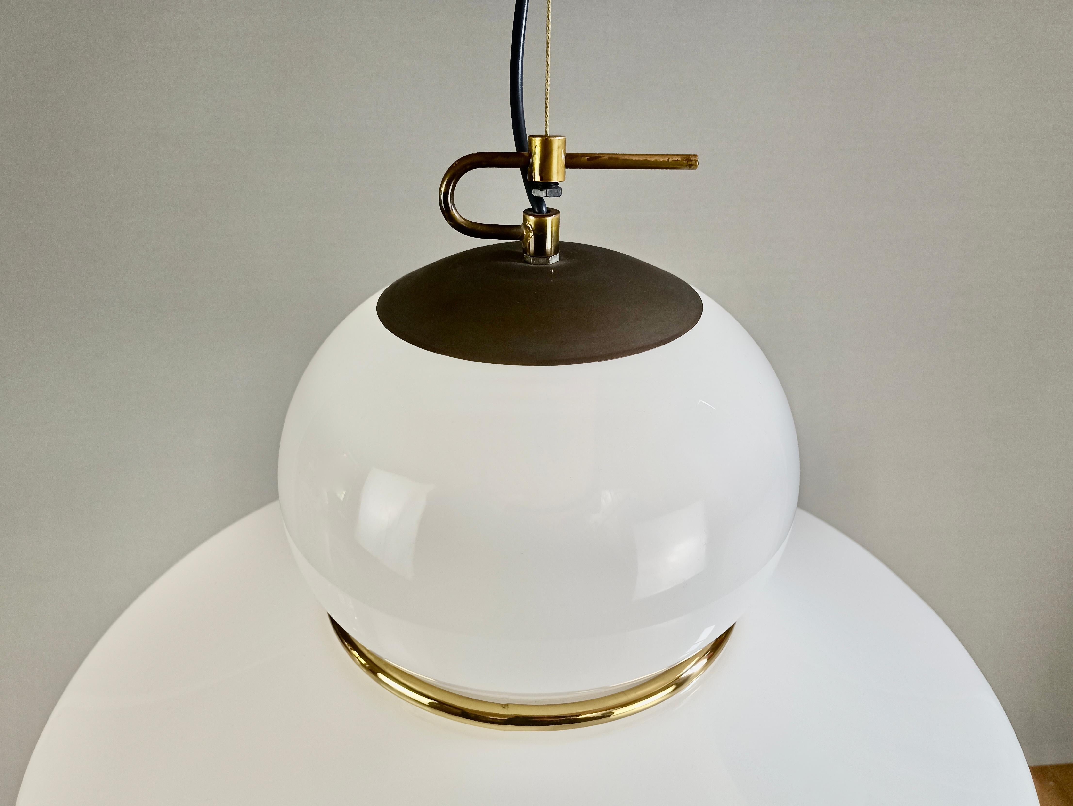 1970s Italian Plastic and Brass Pendant Lamp For Sale 7
