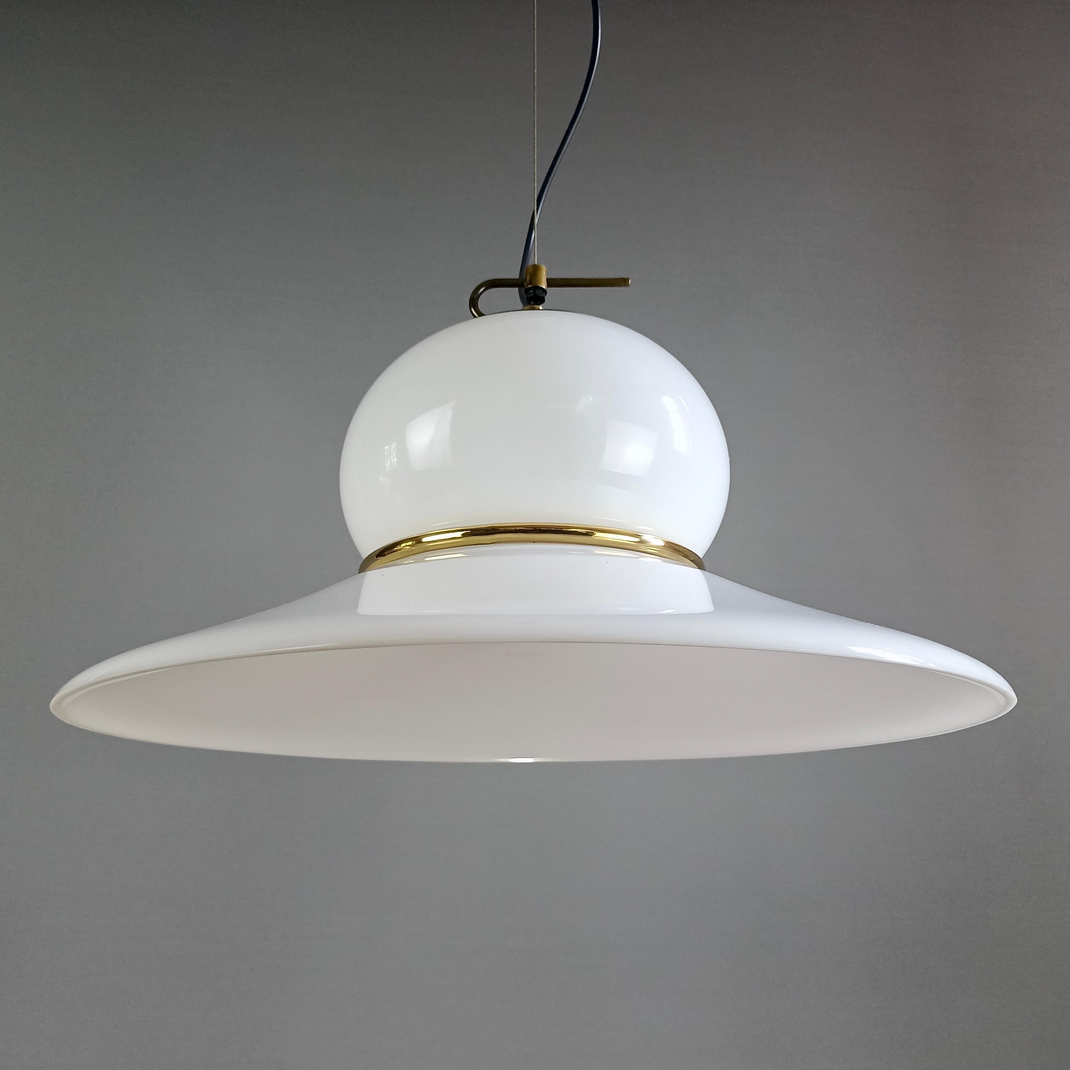 1970s Italian Plastic and Brass Pendant Lamp In Good Condition For Sale In Caprino Veronese, VR