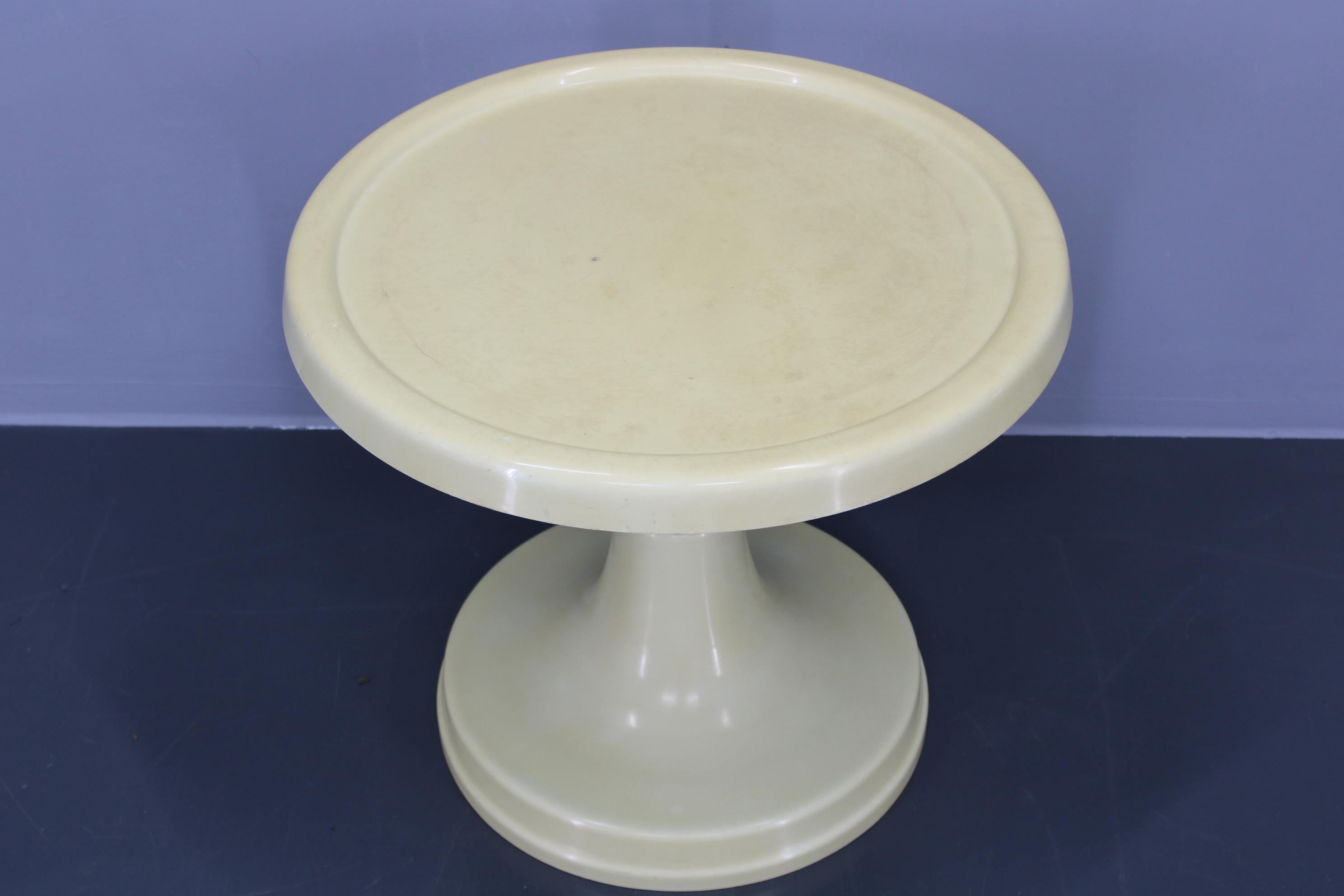 1970er Jahre Italienischer Beistelltisch aus Plastik (Moderne der Mitte des Jahrhunderts) im Angebot