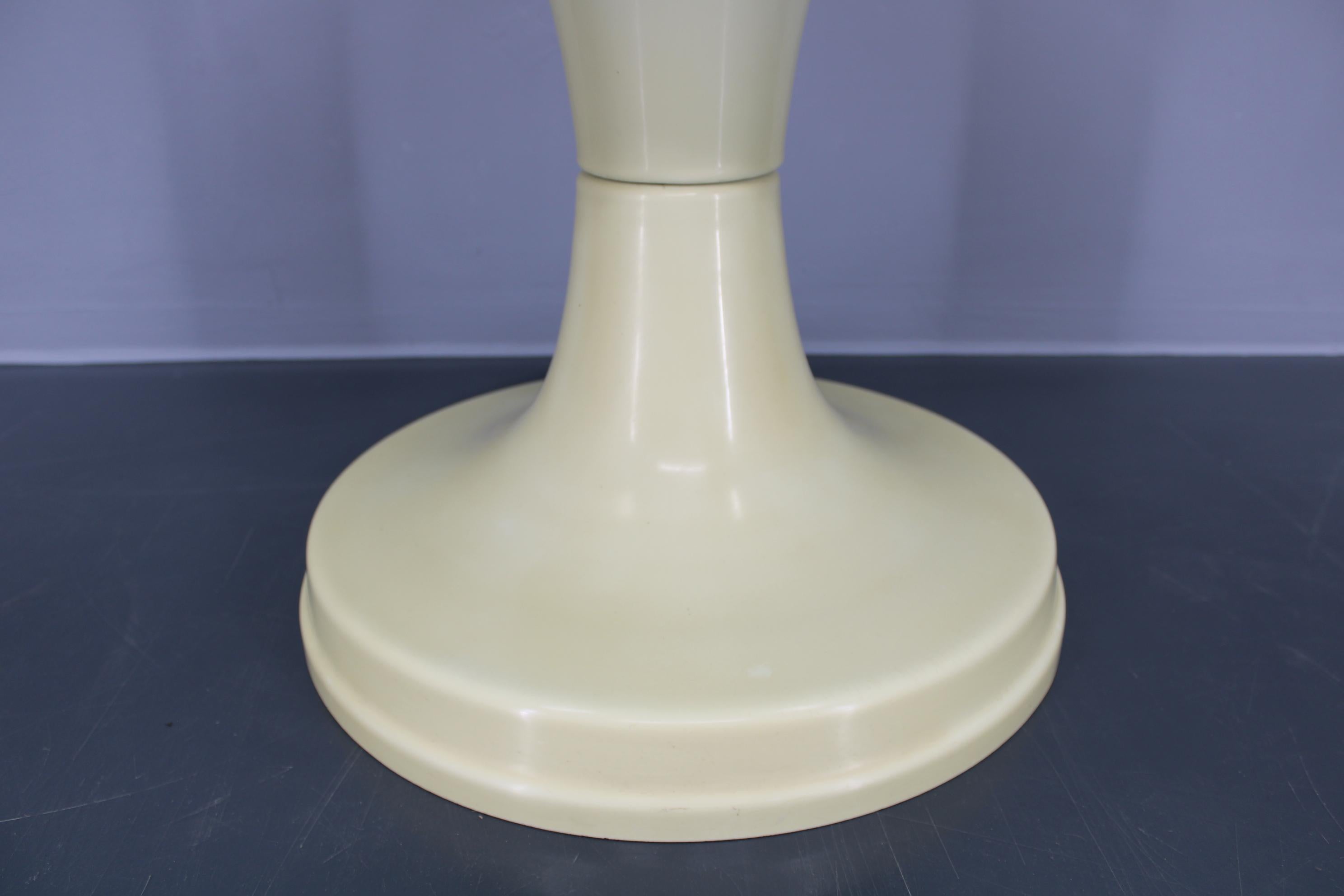 1970er Jahre Italienischer Beistelltisch aus Plastik (Kunststoff) im Angebot