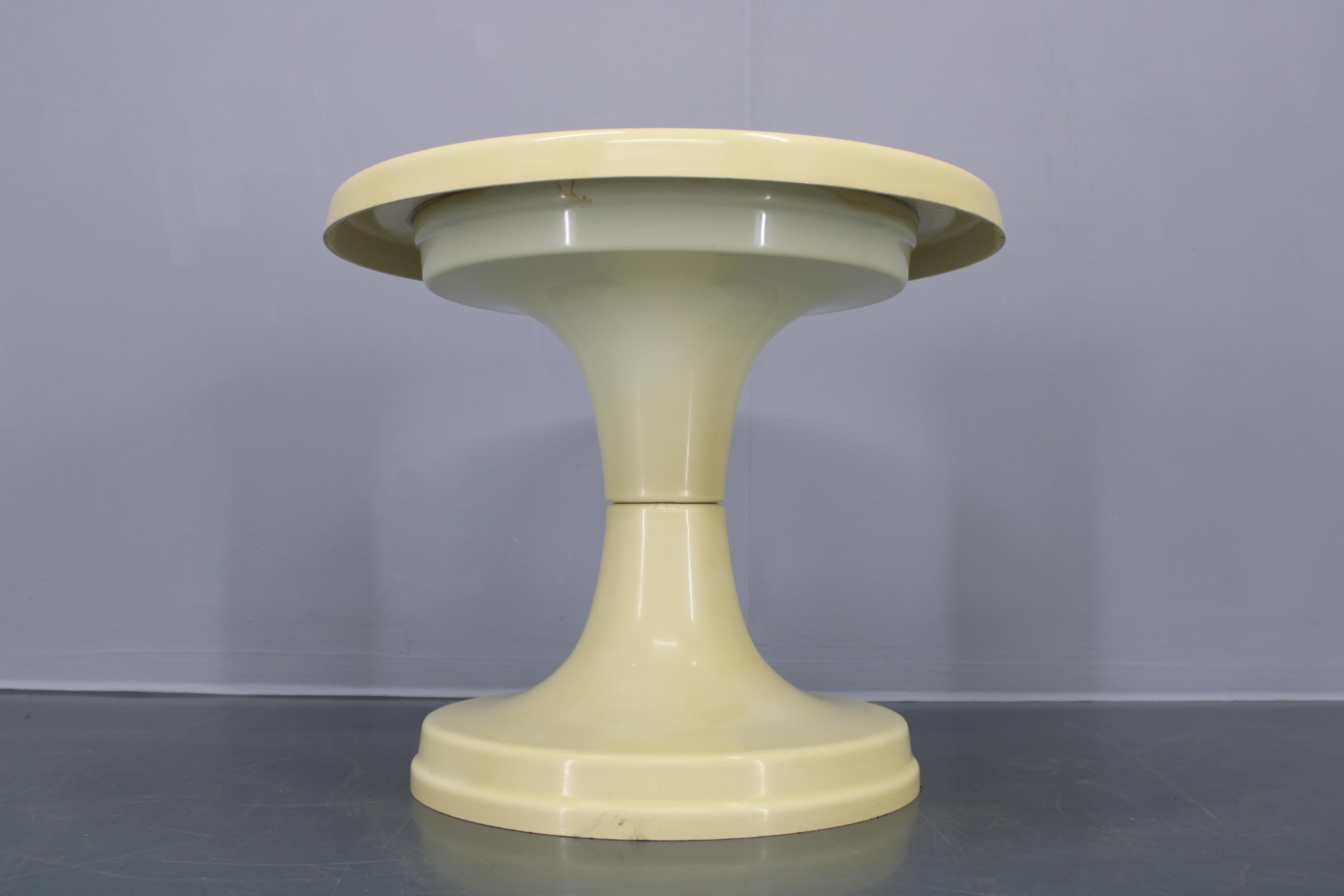 1970er Jahre Italienischer Beistelltisch aus Plastik im Angebot 3