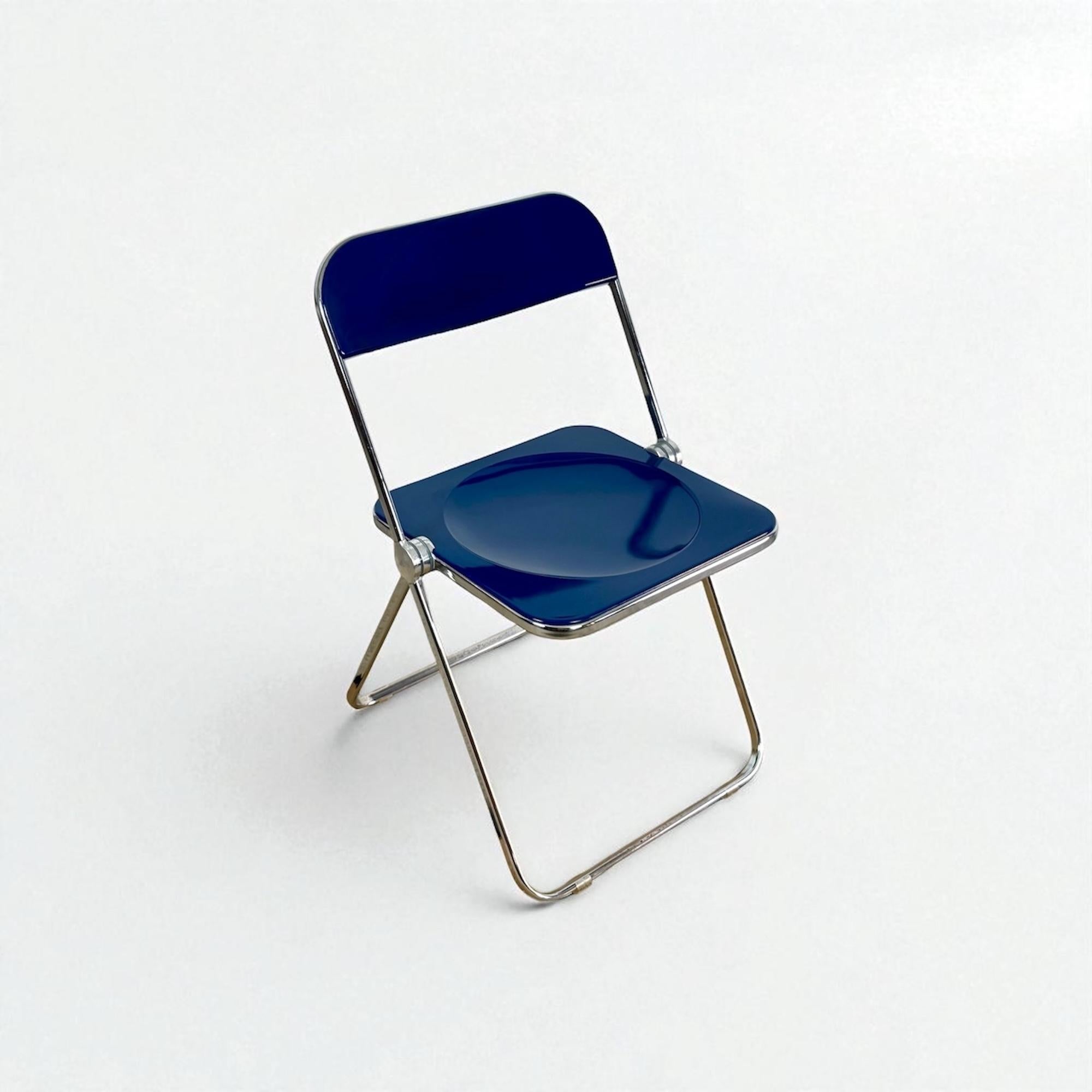 Diseñada por Giancarlo Piretti para Anonima Castelli a finales de la década de 1960 y producida hasta la década de 1970, la silla Plia es un hito del diseño italiano de asientos. Célebre por su ingeniosa bisagra de tres discos y su clara lógica