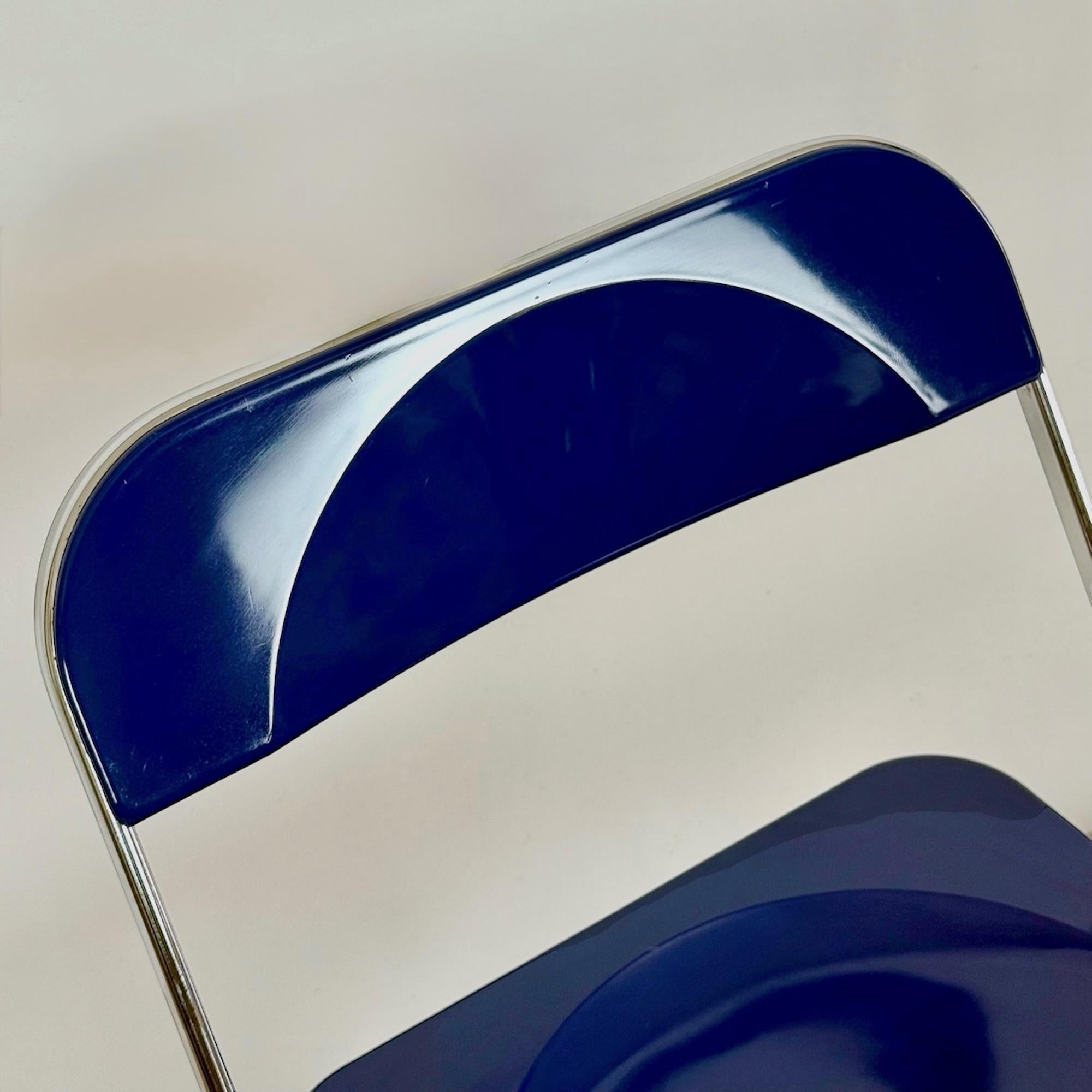Silla plegable italiana Plia azul de los años 70 por Giancarlo Piretti para Castelli Minimalista en venta