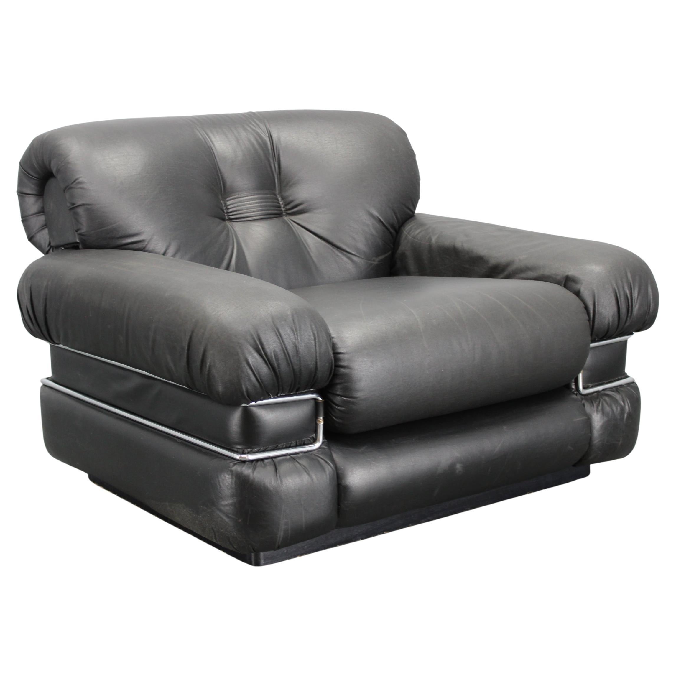Sillón pompón italiano de los años 70 en polipiel negra de Ceriotti en venta