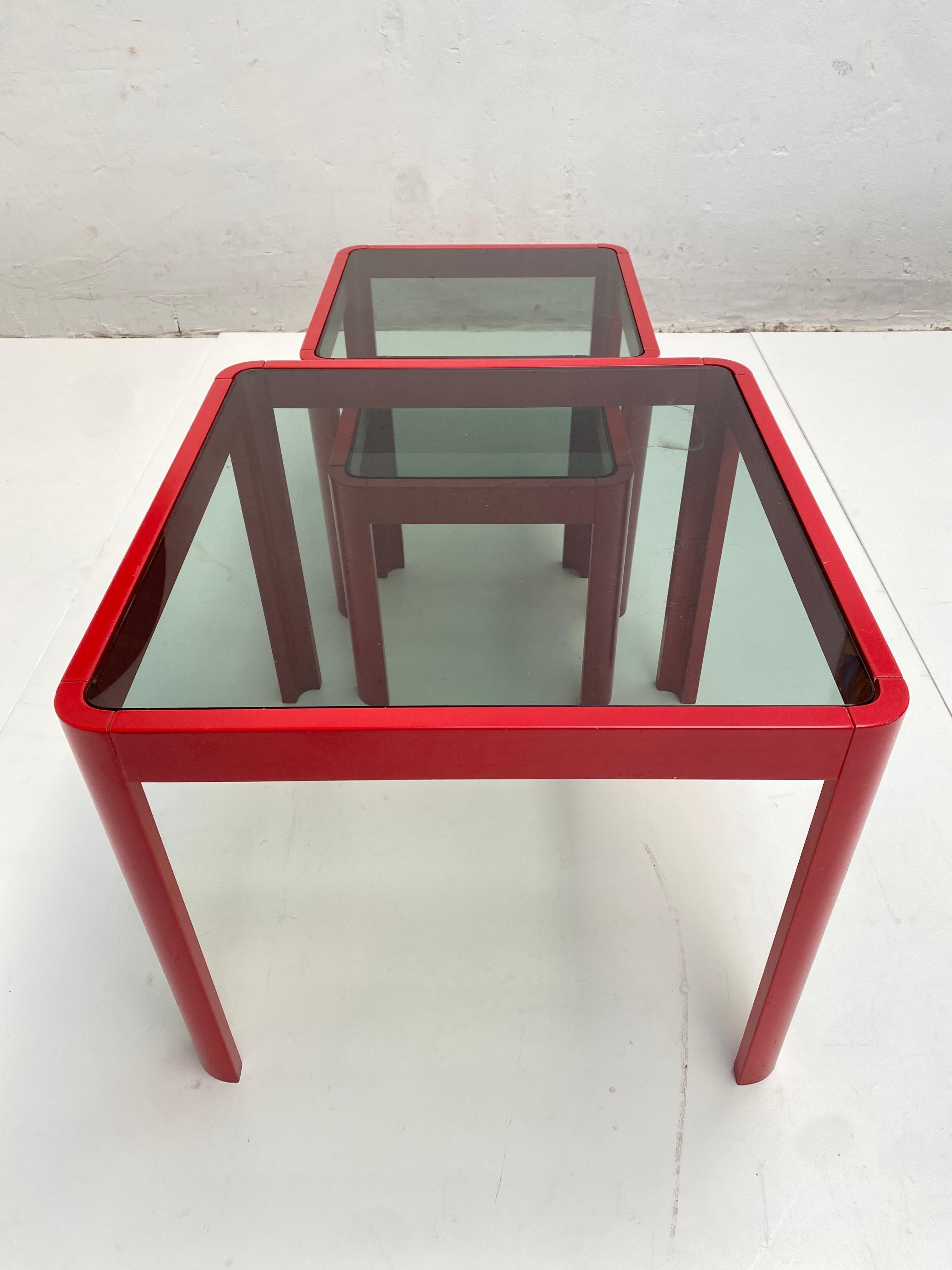 Stapeltische im italienischen Porada-Stil der 1970er Jahre aus rot lackierter Esche und Rauchglas im Angebot 4